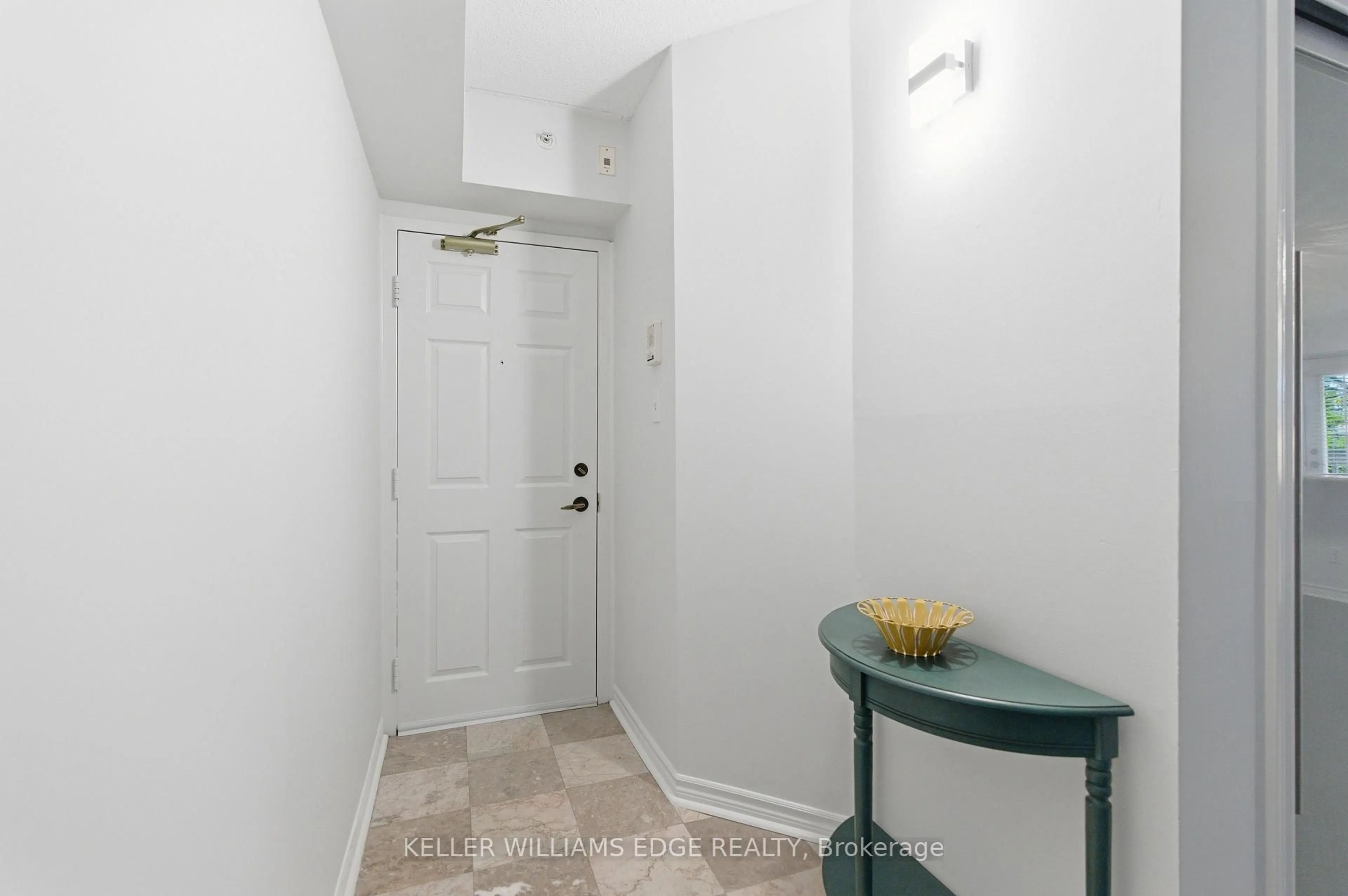 Indoor entryway for 4013 Kilmer Dr #201, Burlington Ontario L7M 4M3