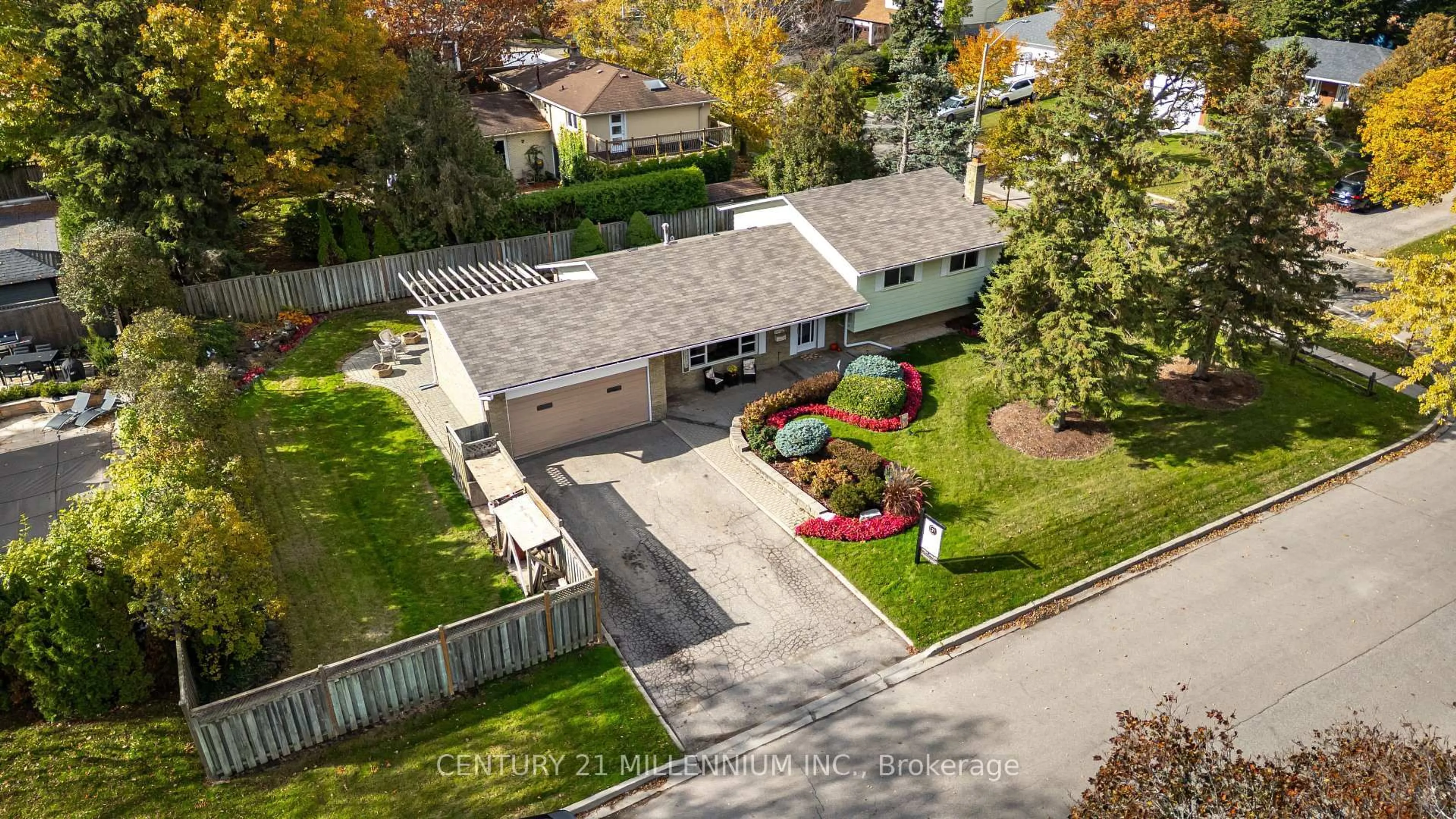 A pic from outside/outdoor area/front of a property/back of a property/a pic from drone, street for 2 Pine Cliff Dr, Mississauga Ontario L5N 1E1