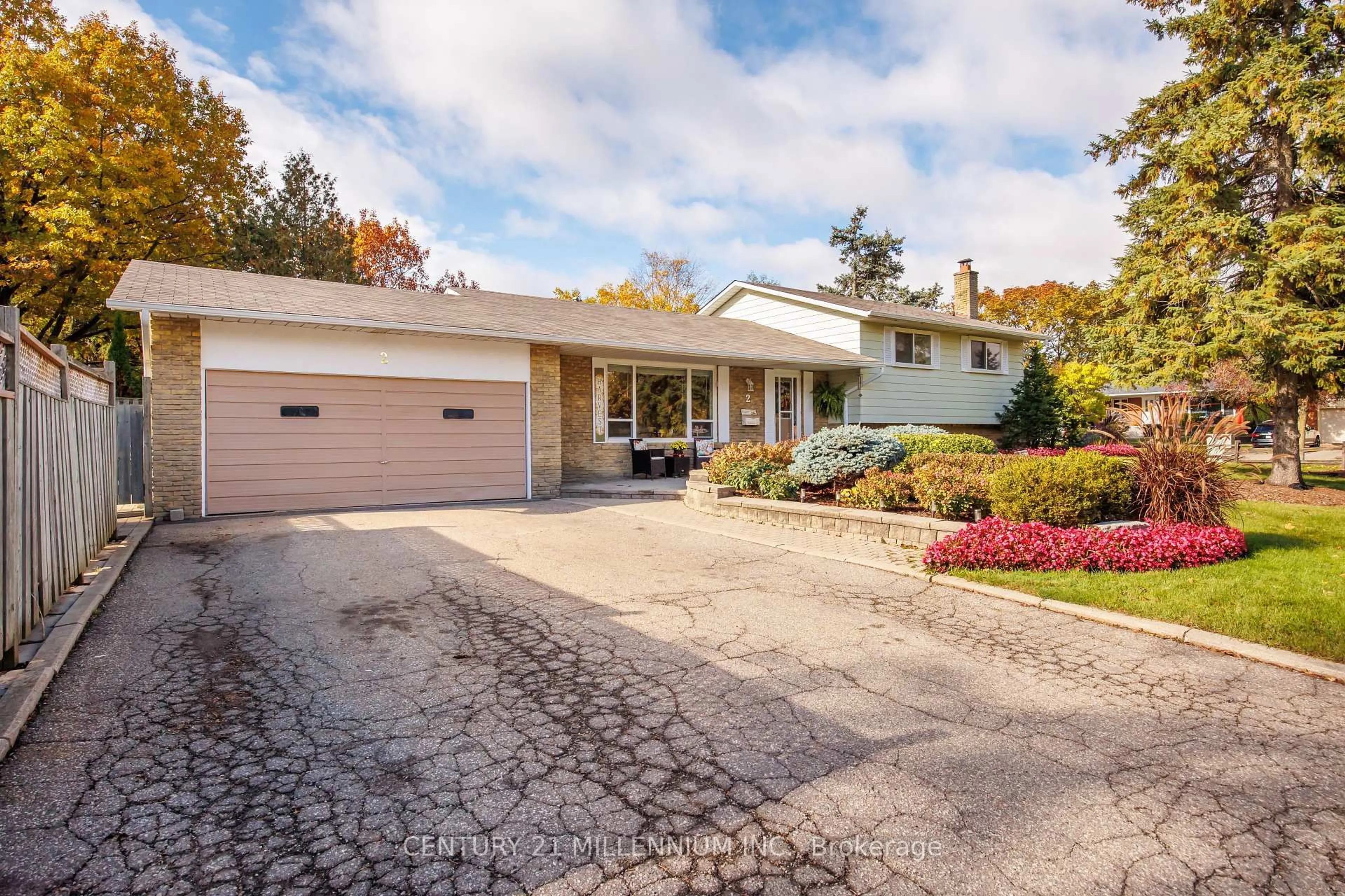 Unknown for 2 Pine Cliff Dr, Mississauga Ontario L5N 1E1