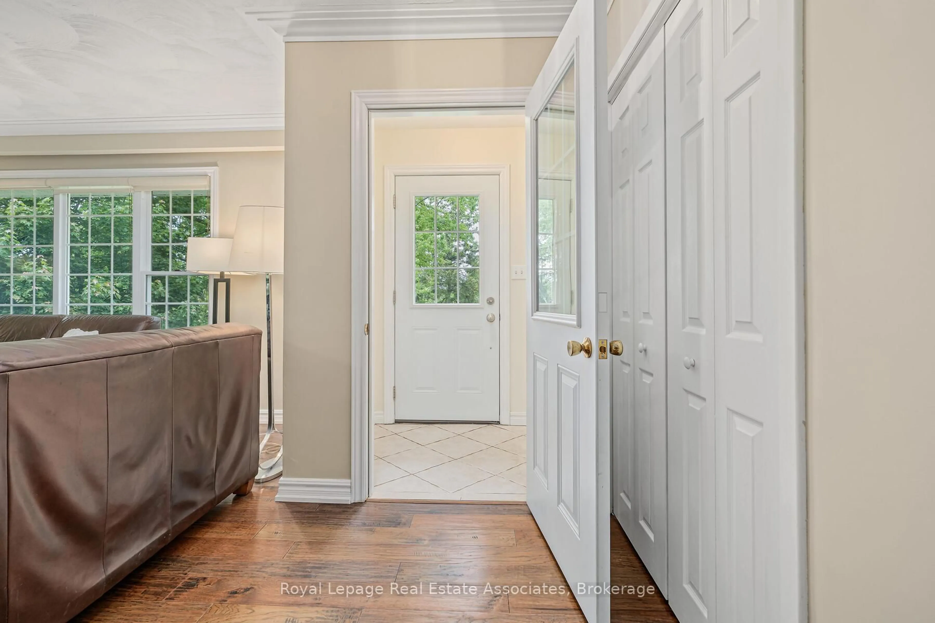 Indoor entryway for 112 Park St, Halton Hills Ontario L7G 2V4