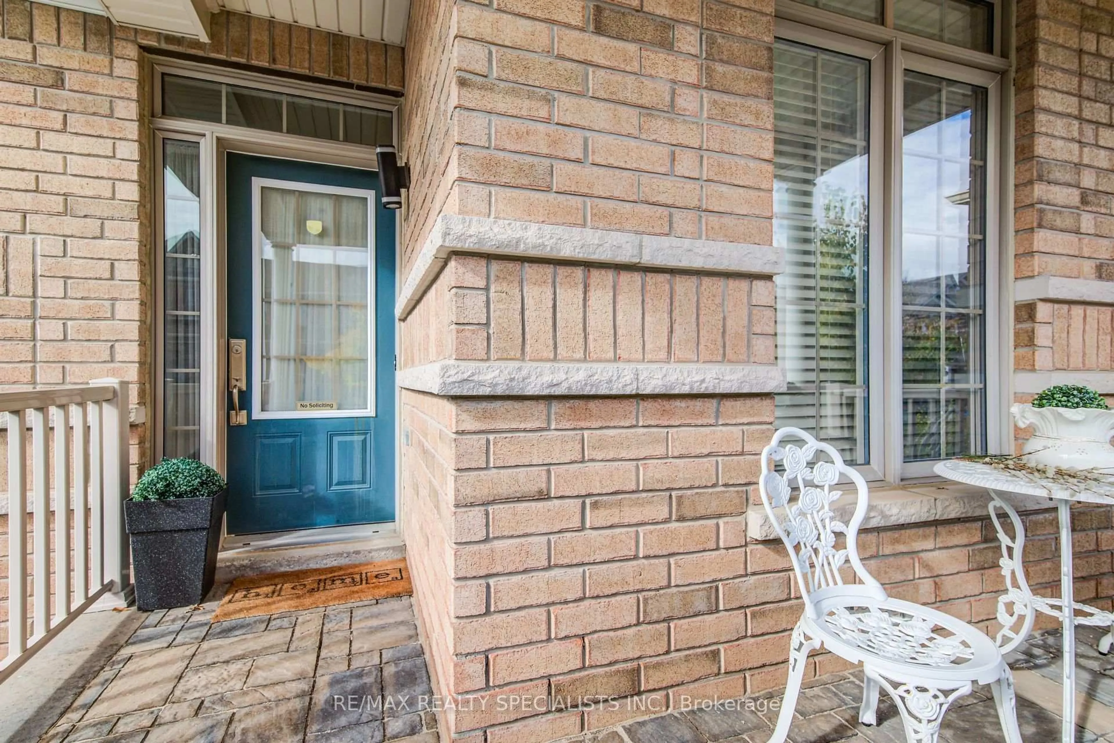 Patio, street for 31 Aird Crt, Milton Ontario L9T 3Y1