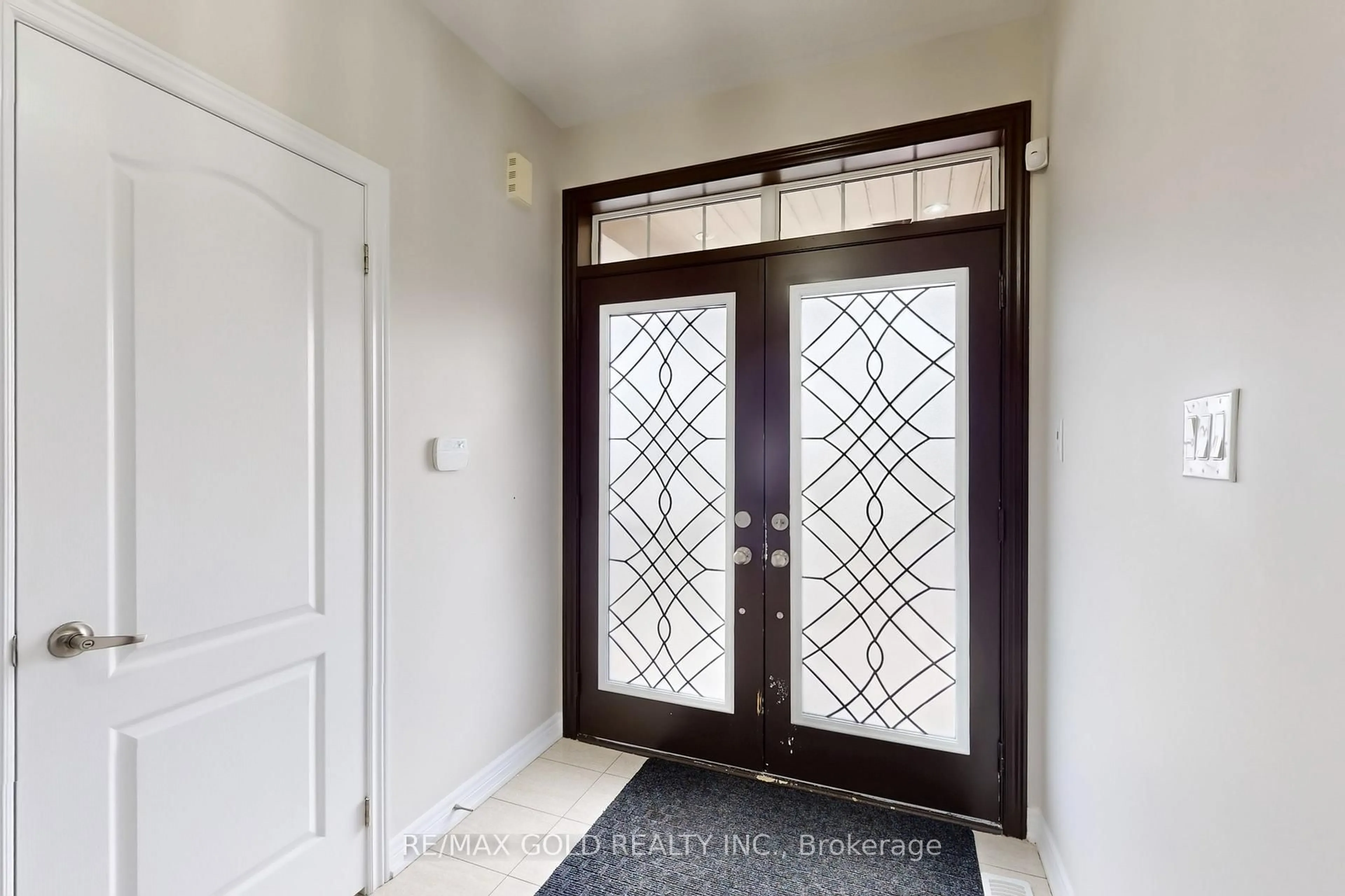 Indoor entryway for 16 Ricardo Rd, Brampton Ontario L6P 3Z1