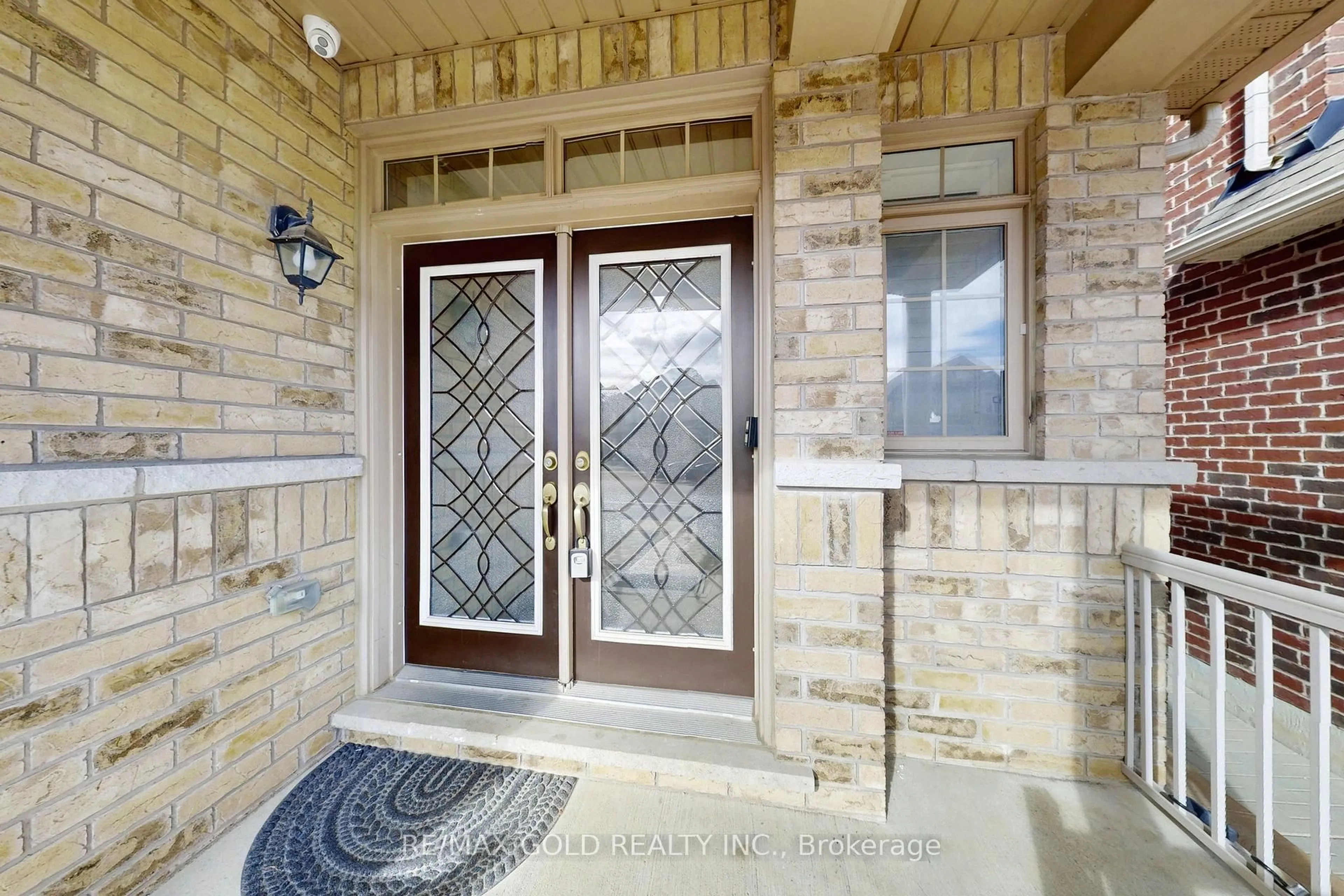 Indoor entryway for 16 Ricardo Rd, Brampton Ontario L6P 3Z1
