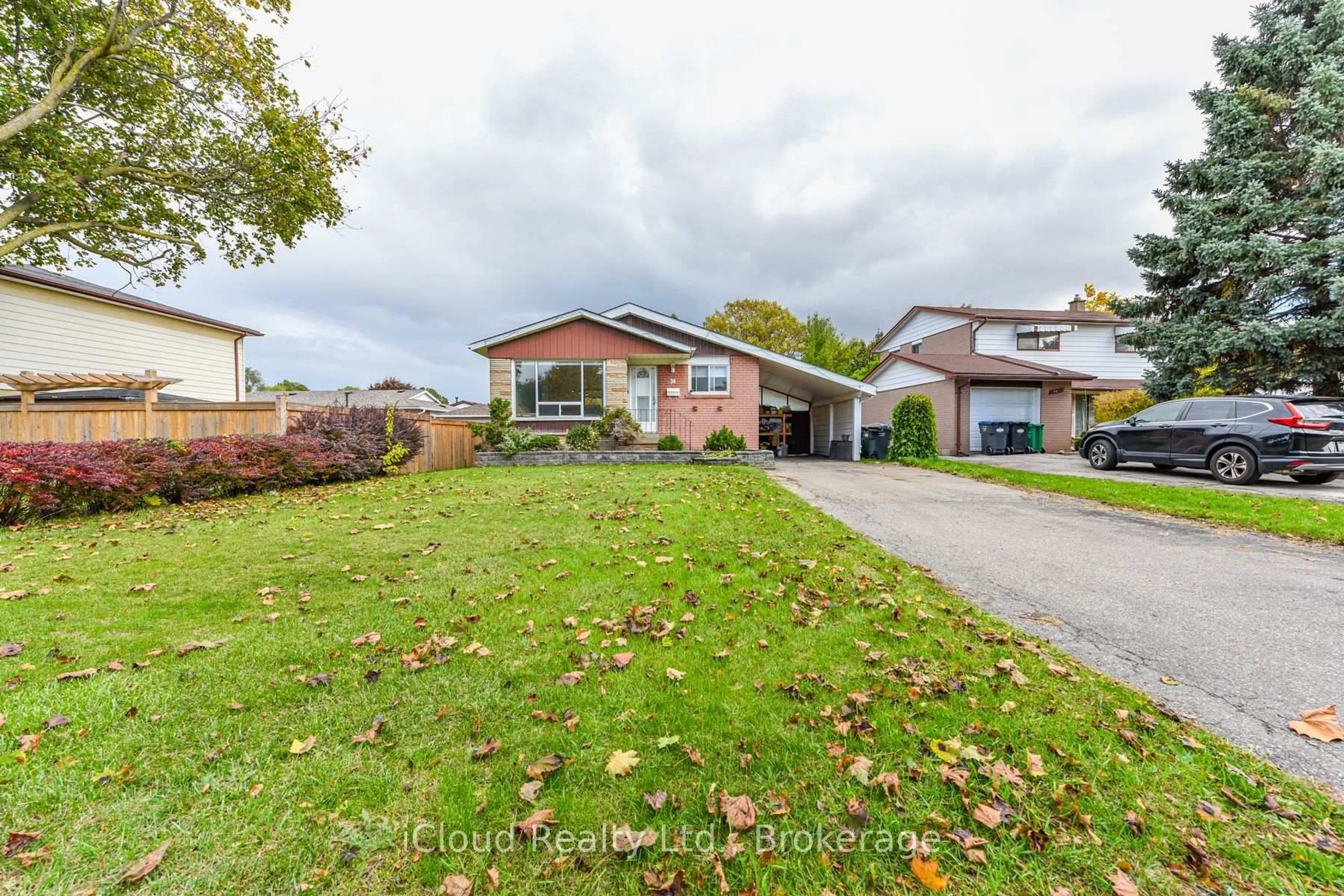 A pic from outside/outdoor area/front of a property/back of a property/a pic from drone, street for 38 Welbeck Dr, Brampton Ontario L6X 2L1