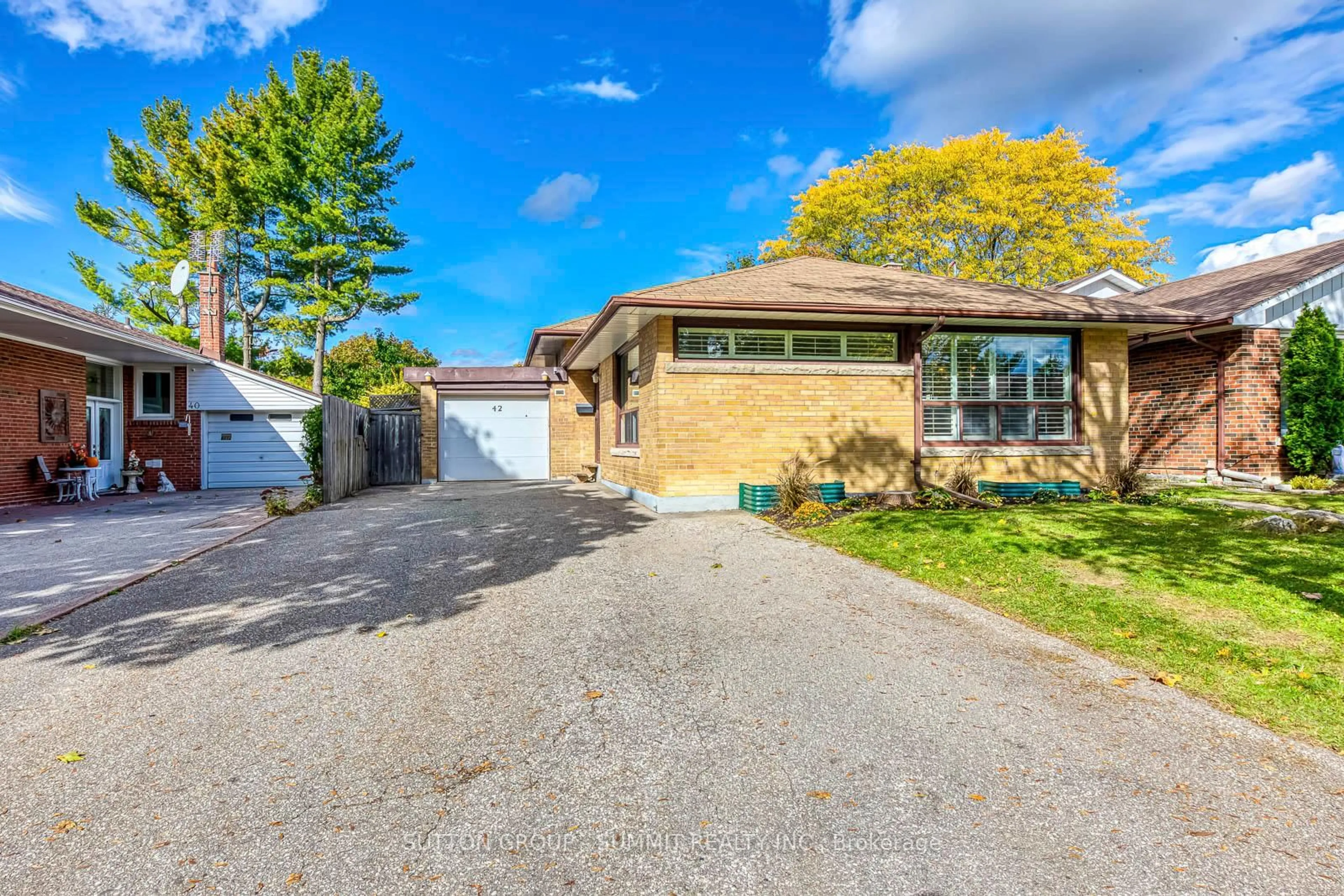 A pic from outside/outdoor area/front of a property/back of a property/a pic from drone, street for 42 Winnipeg Rd, Toronto Ontario M9P 2E4