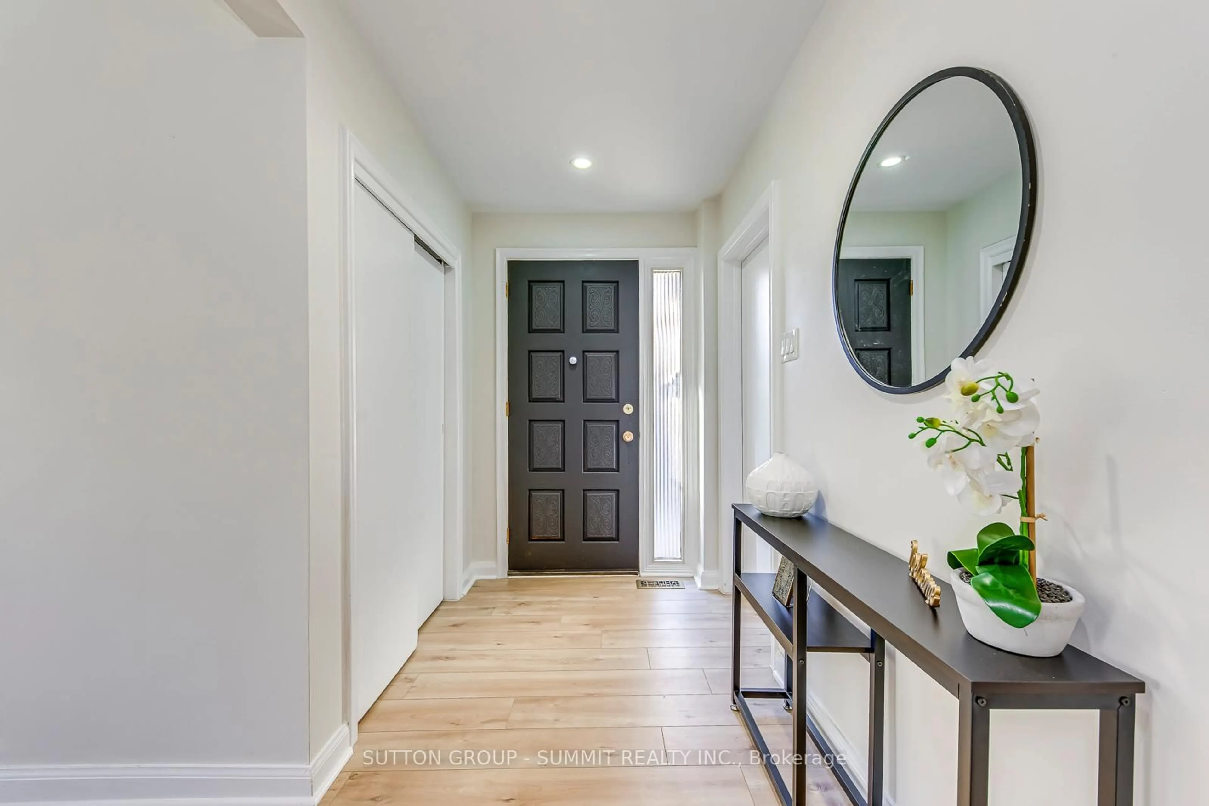 Indoor entryway for 42 Winnipeg Rd, Toronto Ontario M9P 2E4