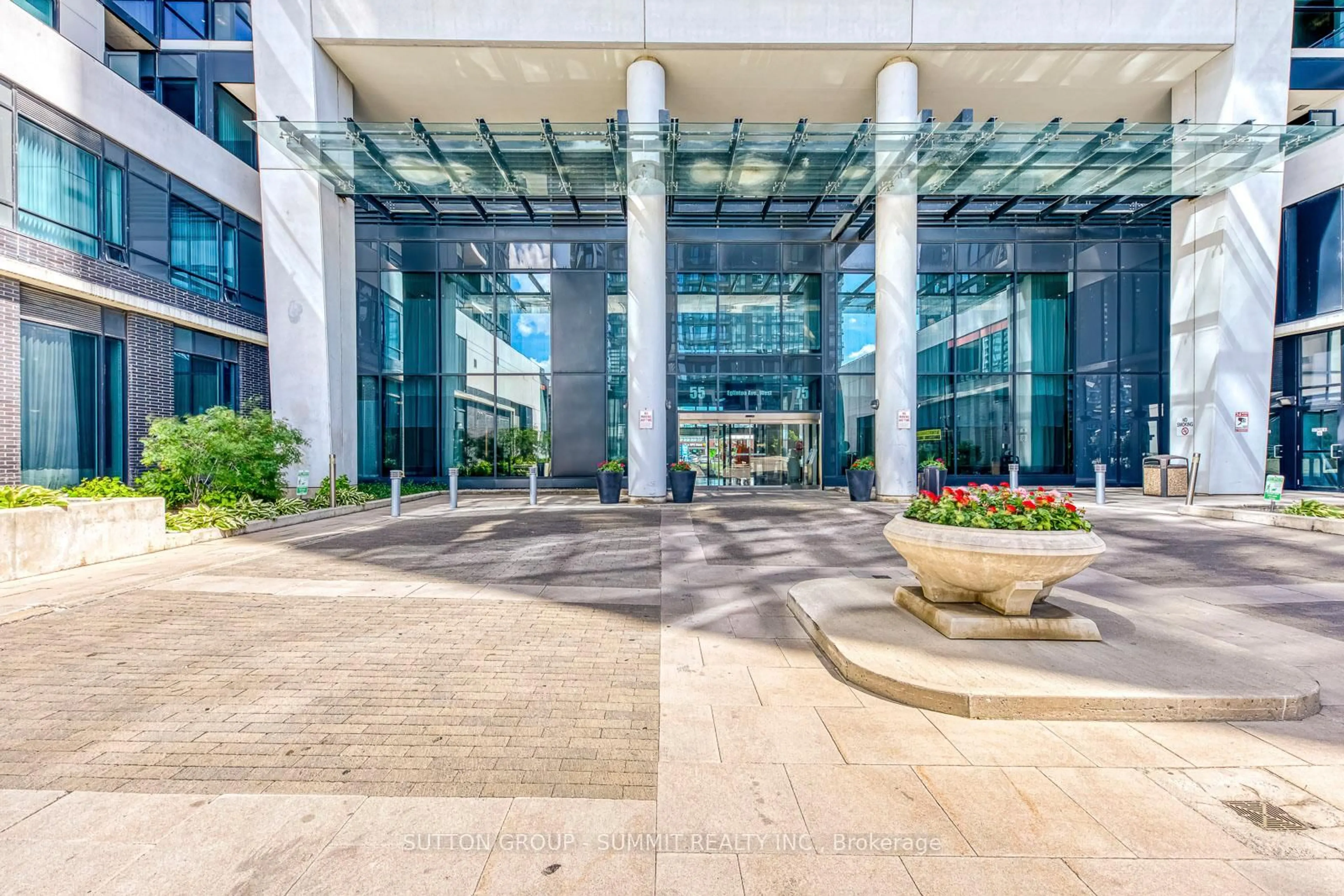 Indoor foyer for 55 EGLINTON Ave #1305, Mississauga Ontario L5R 0E4