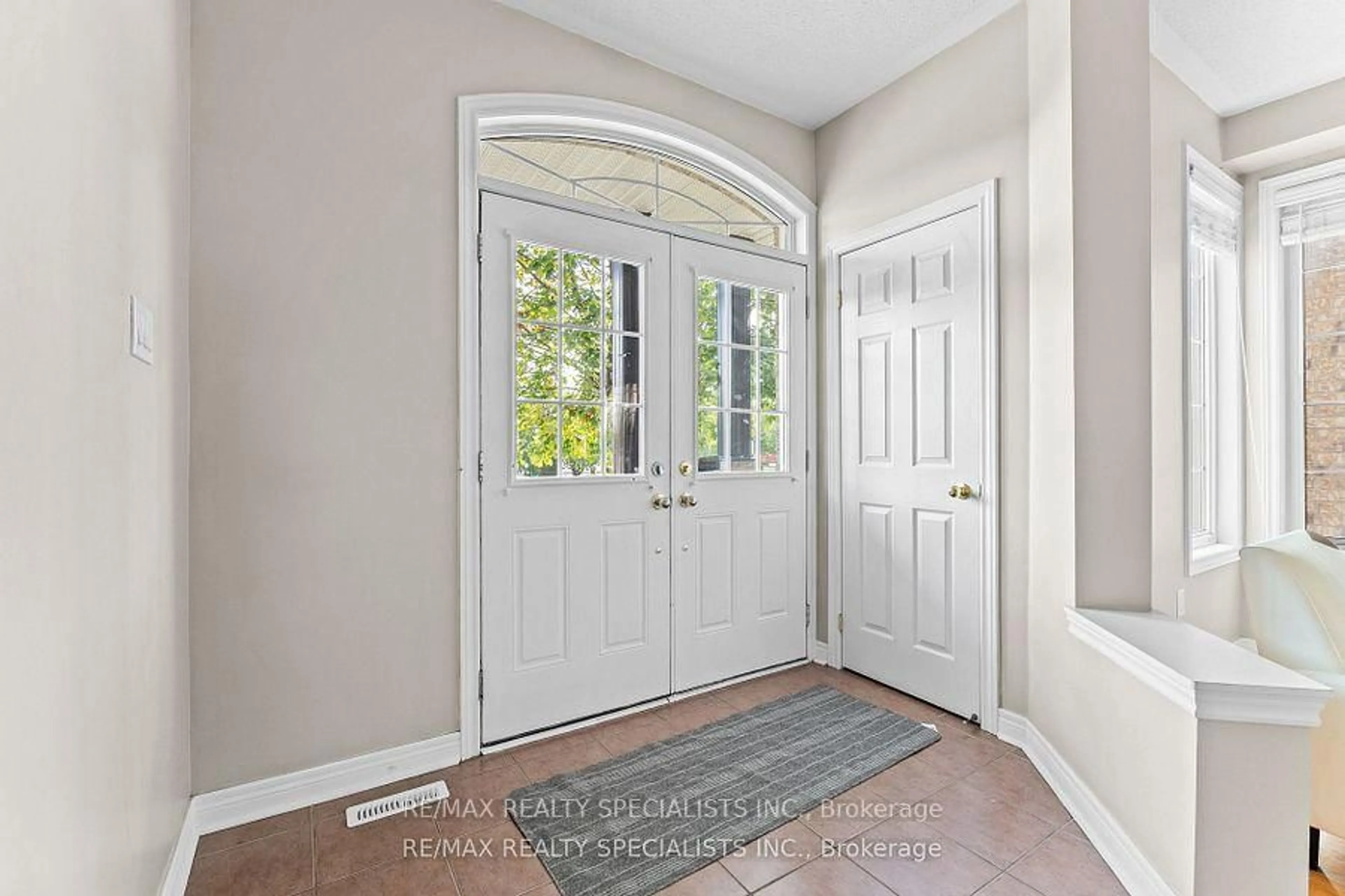 Indoor entryway for 428 Father Tobin Rd, Brampton Ontario L6R 0S2