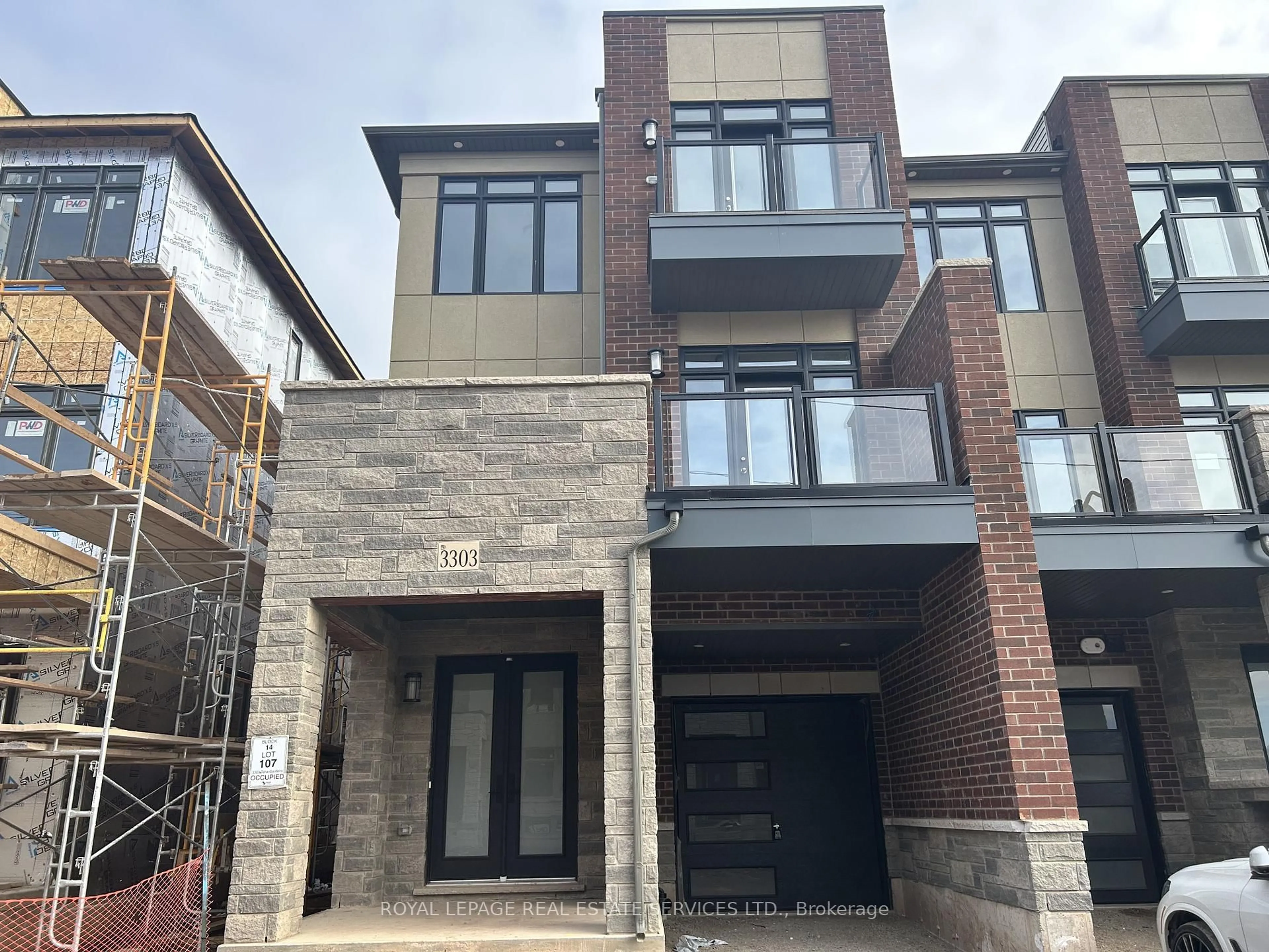 Home with brick exterior material, building for 3303 Taha Gdns, Oakville Ontario L6M 5R9