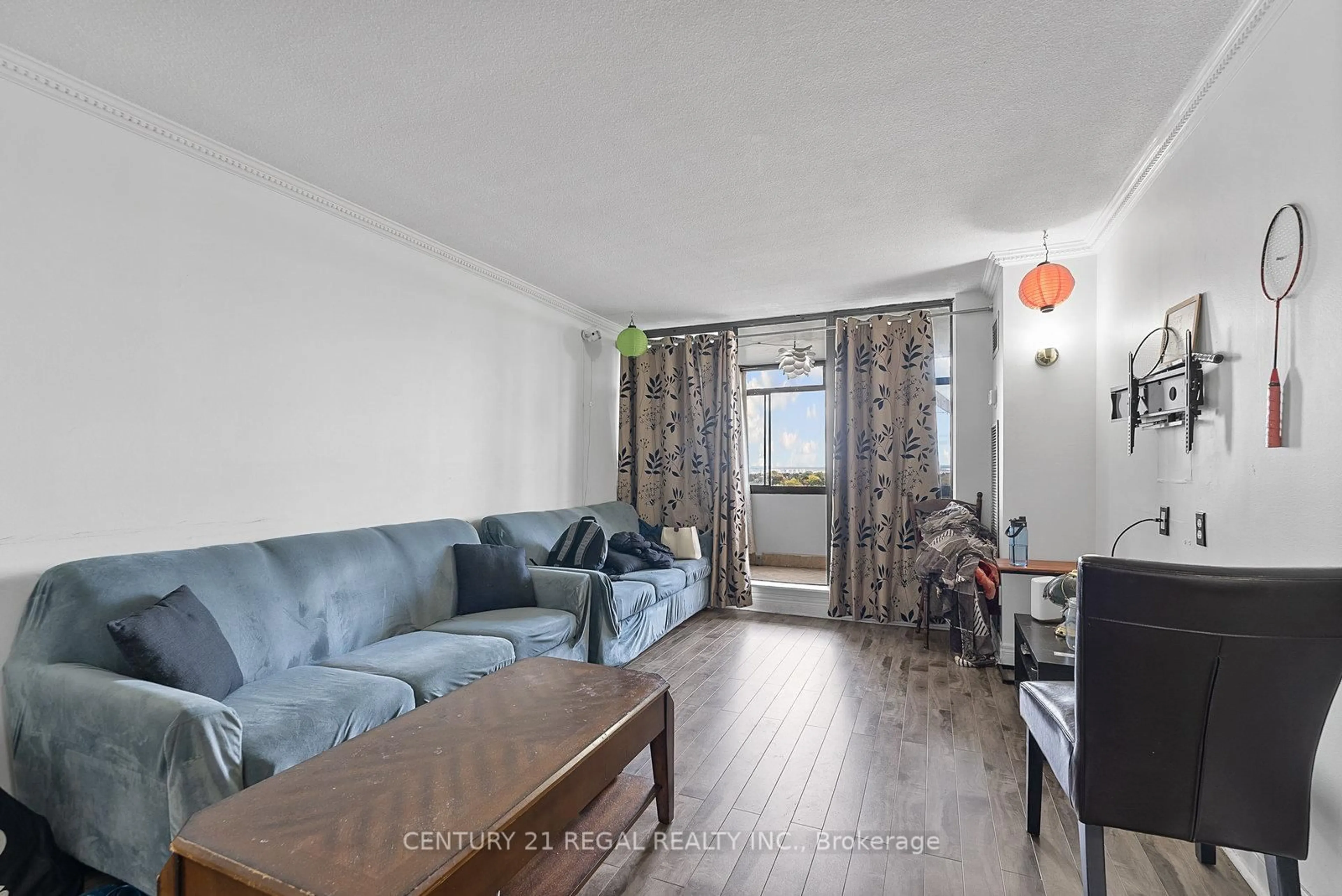 Living room with furniture, unknown for 18 Knightsbridge Rd, Brampton Ontario L6T 3X5