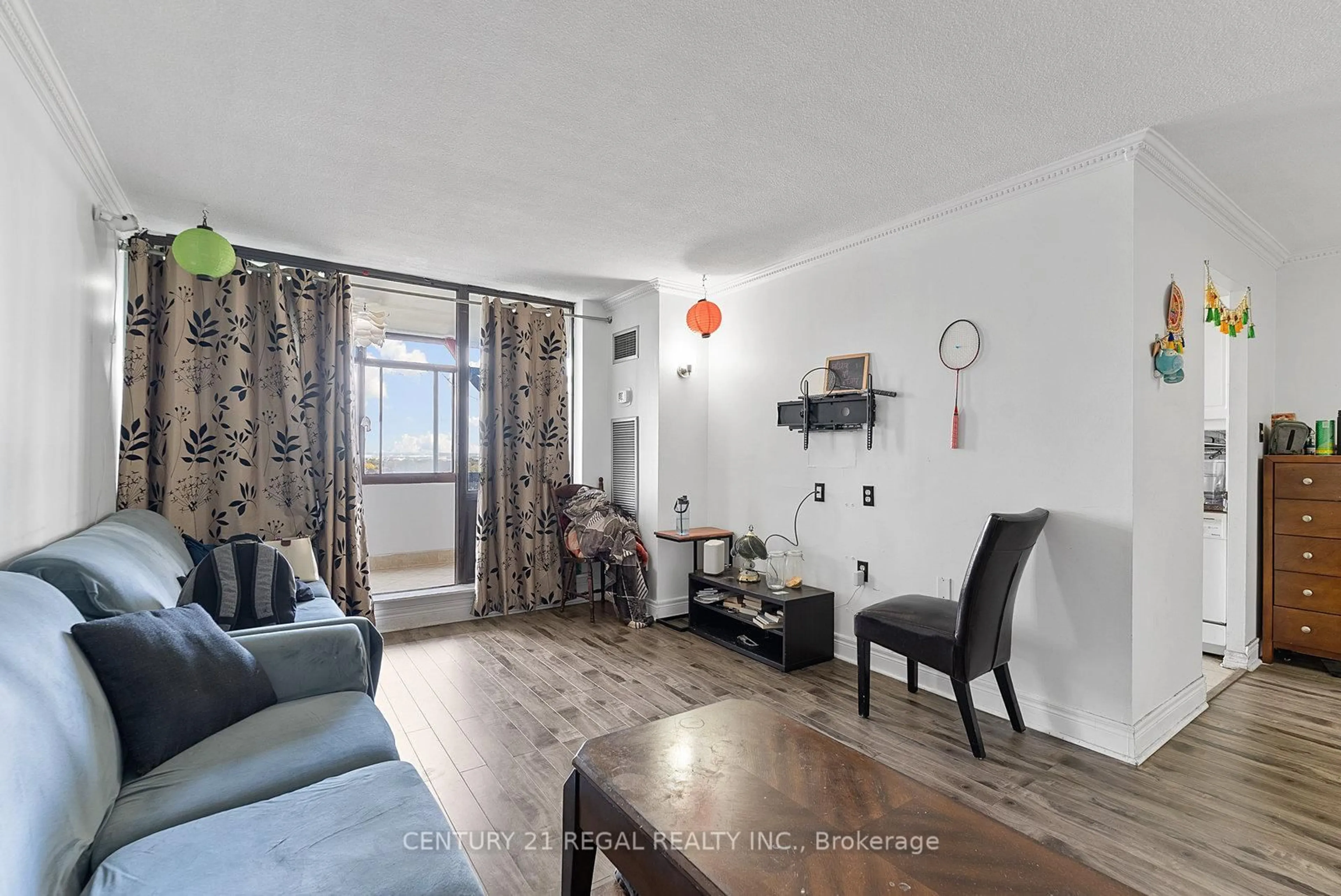 Living room with furniture, wood/laminate floor for 18 Knightsbridge Rd, Brampton Ontario L6T 3X5