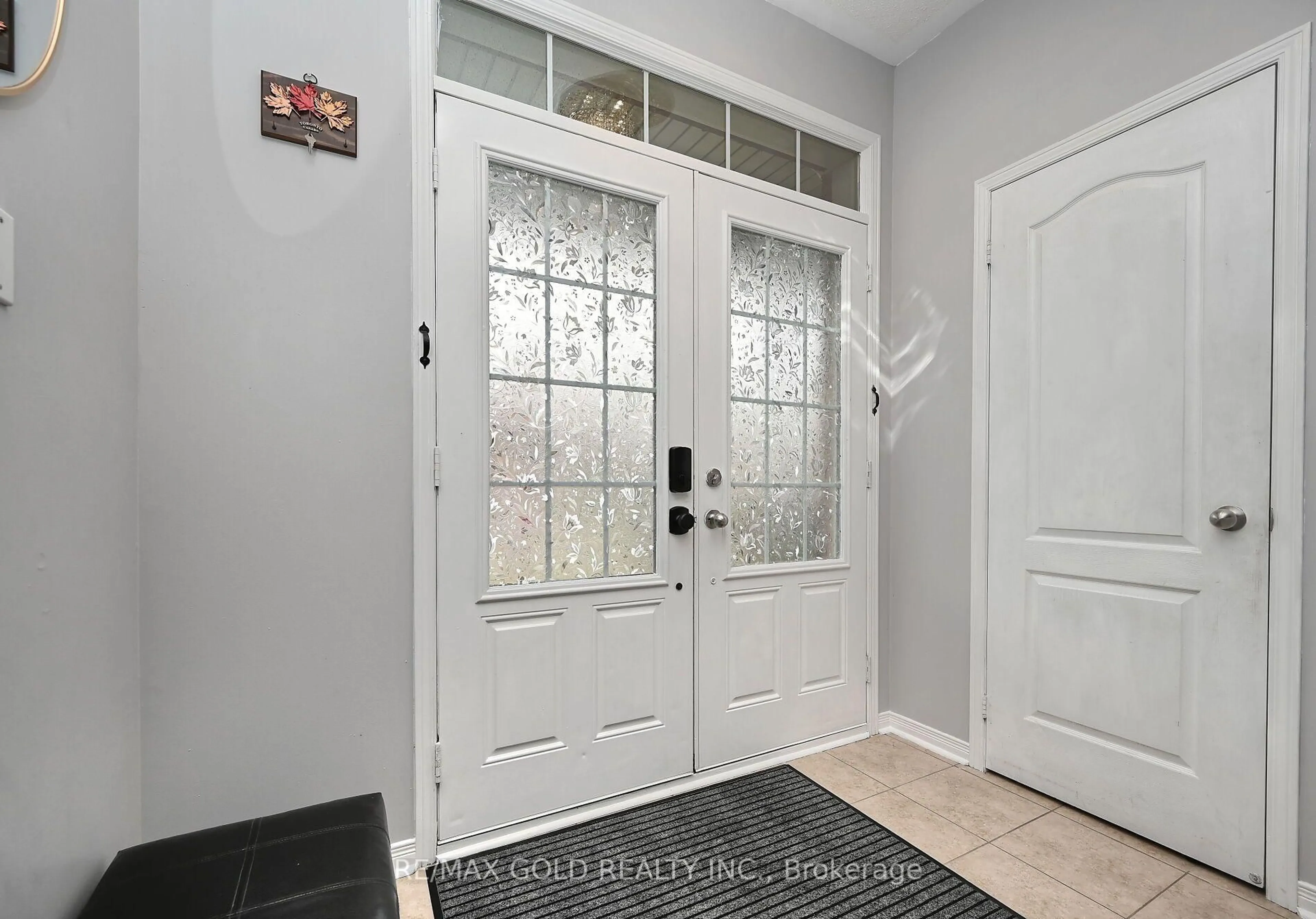 Indoor entryway for 96 Ledger Point Cres, Brampton Ontario L6R 3W1
