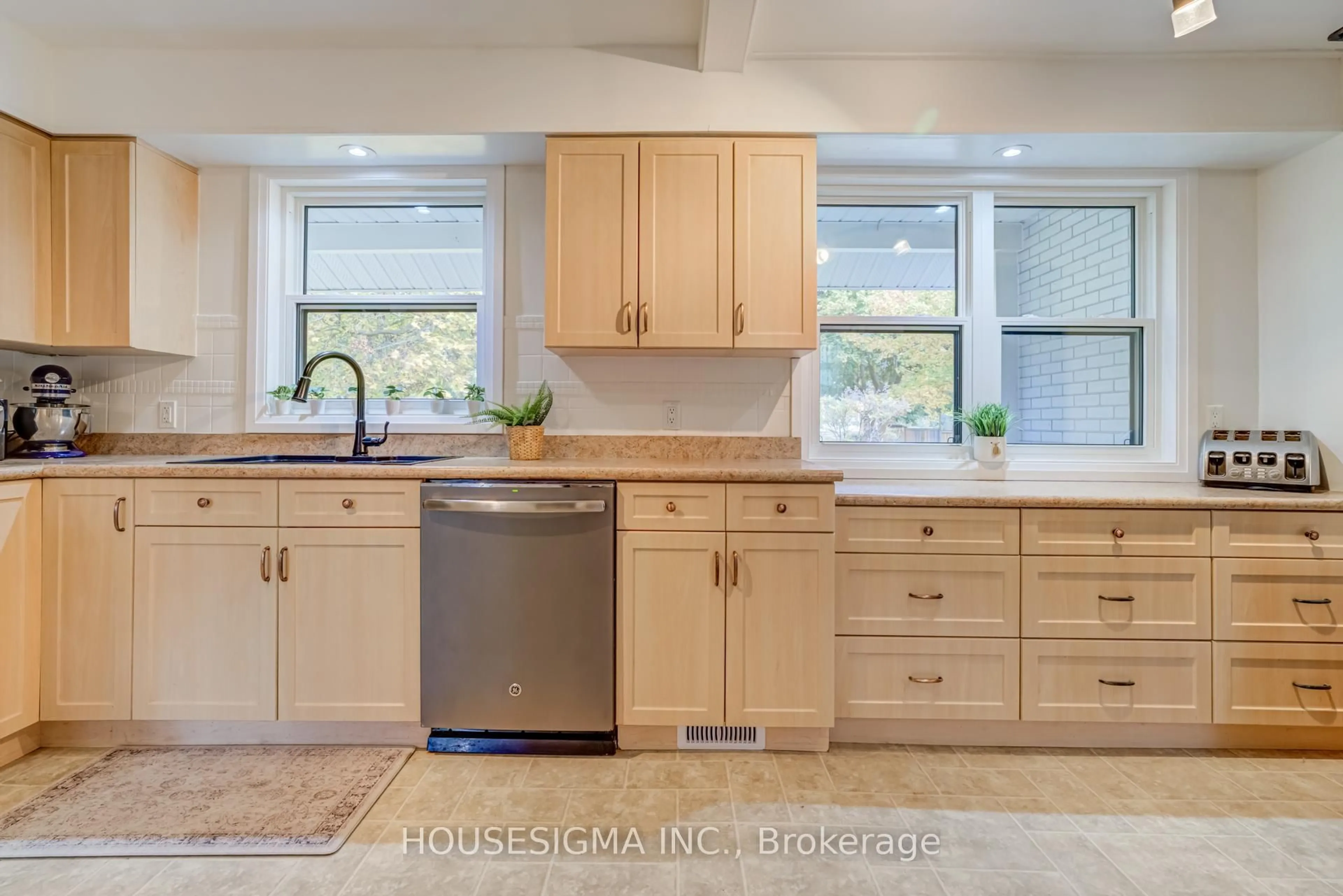 Open concept kitchen, unknown for 32 Glenforest Rd, Orangeville Ontario L9W 1A5