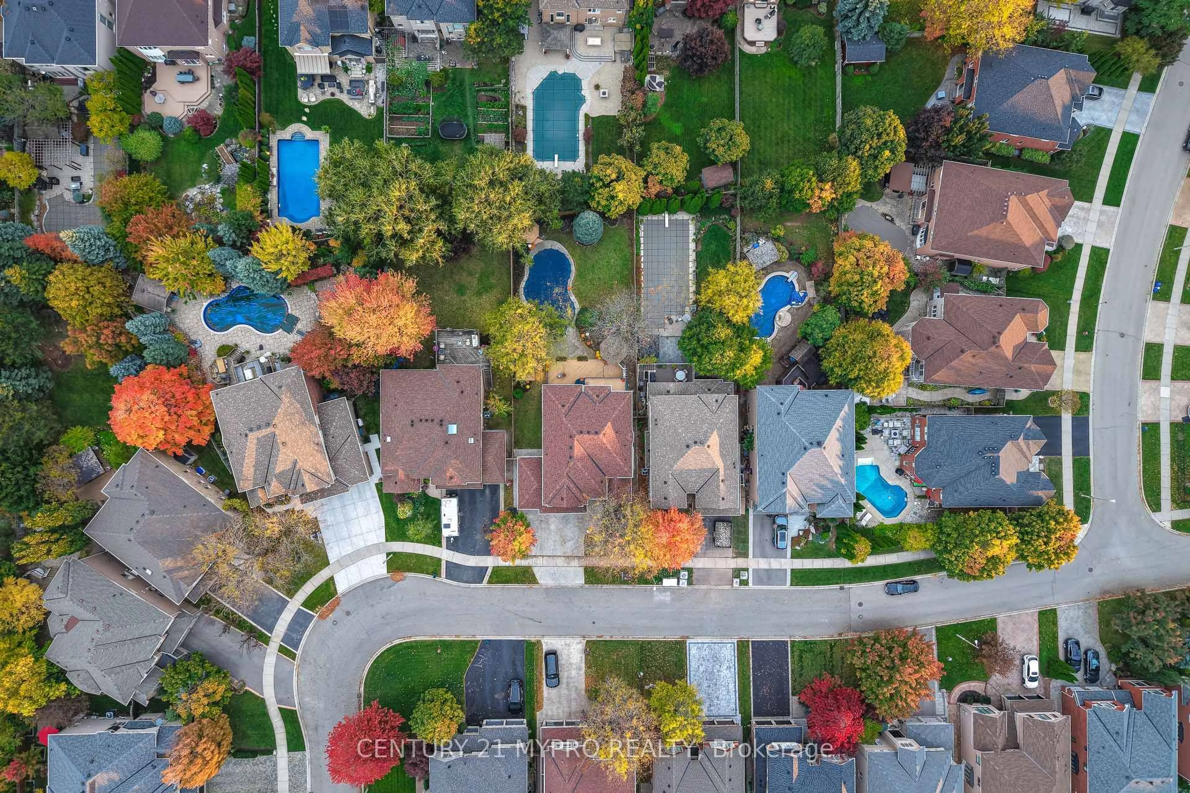 A pic from outside/outdoor area/front of a property/back of a property/a pic from drone, street for 2201 Galloway Dr, Oakville Ontario L6H 5M1