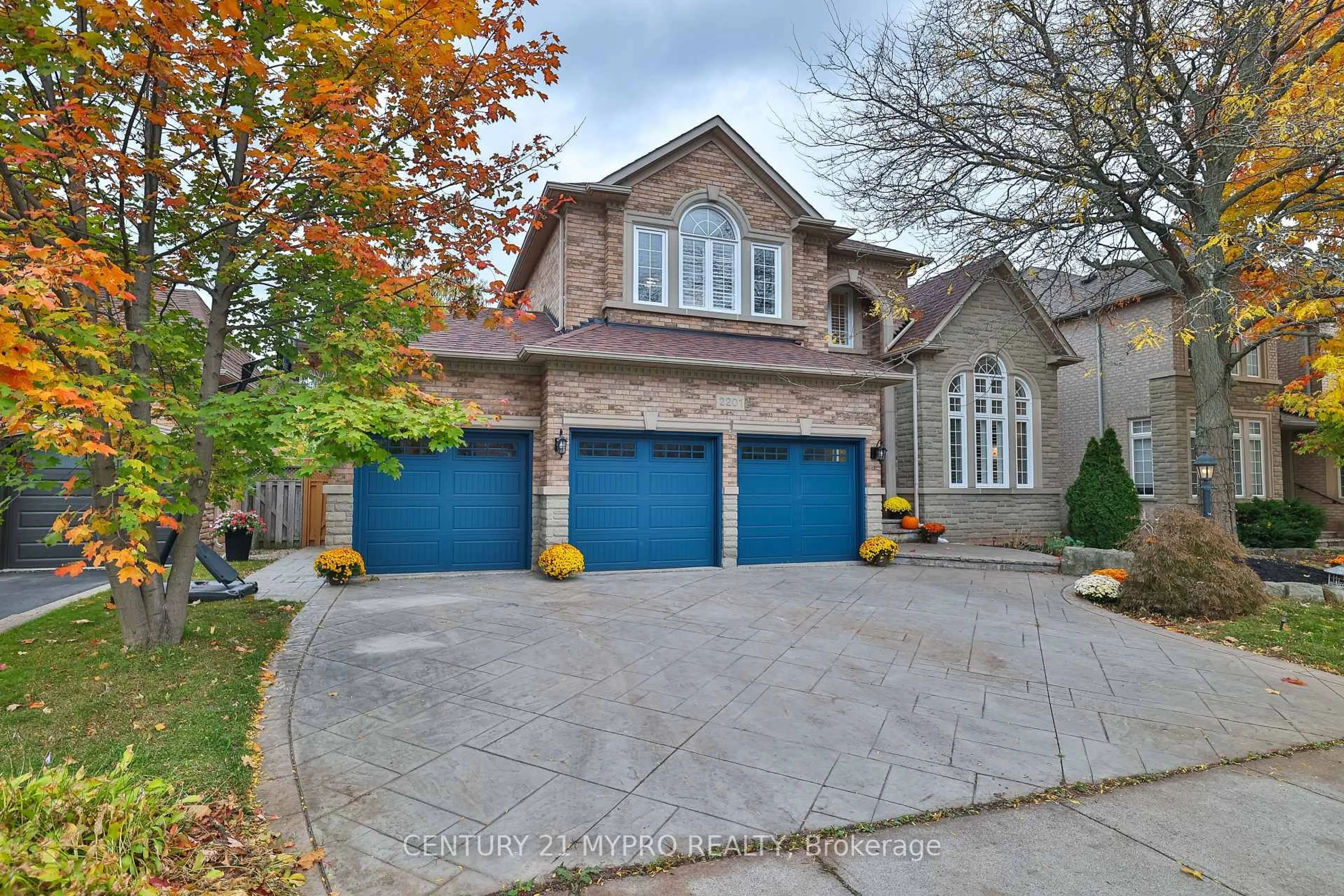 Home with brick exterior material, street for 2201 Galloway Dr, Oakville Ontario L6H 5M1