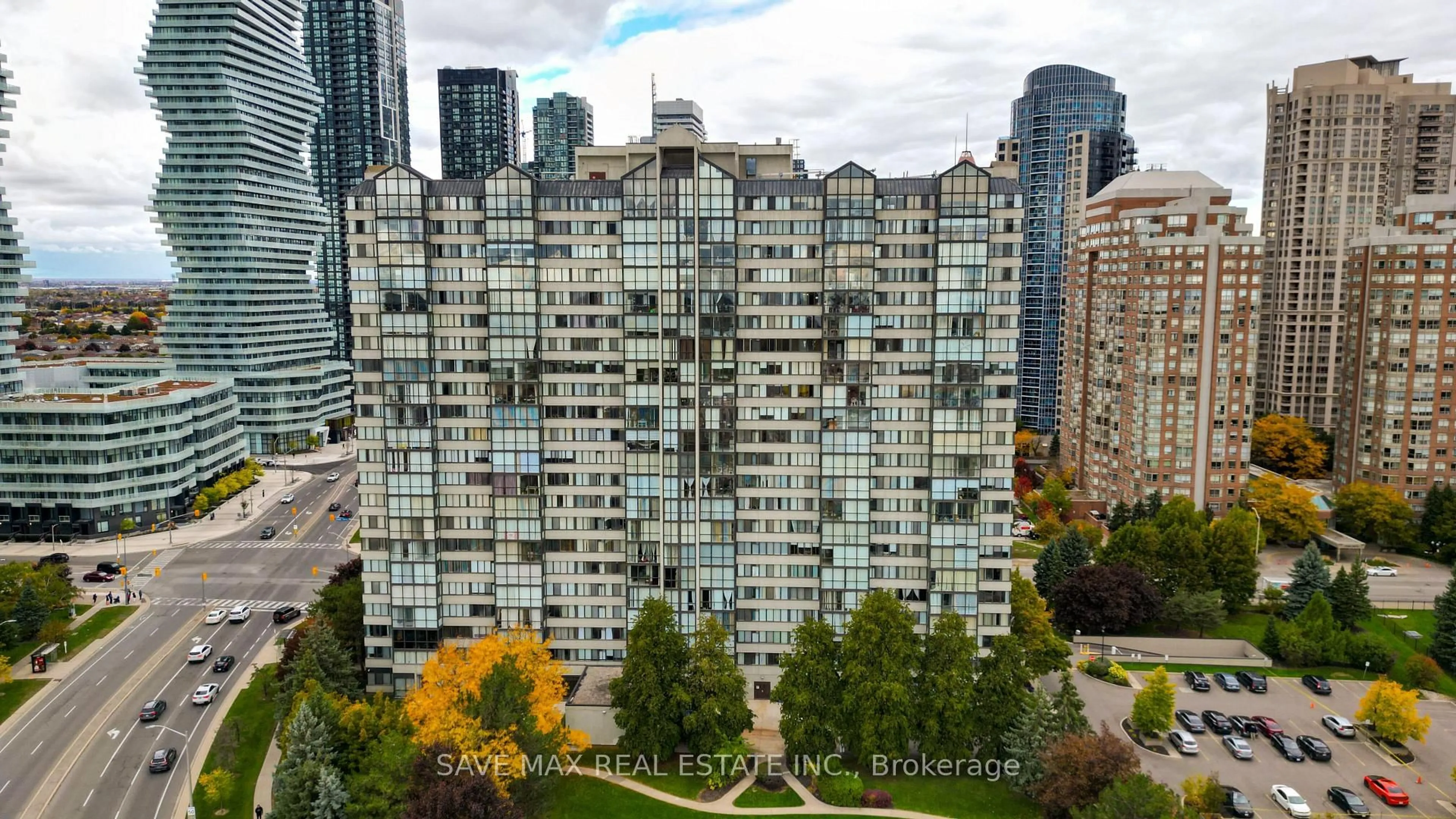 A pic from outside/outdoor area/front of a property/back of a property/a pic from drone, city buildings view from balcony for 350 Webb Dr #2207, Mississauga Ontario L5B 3W4