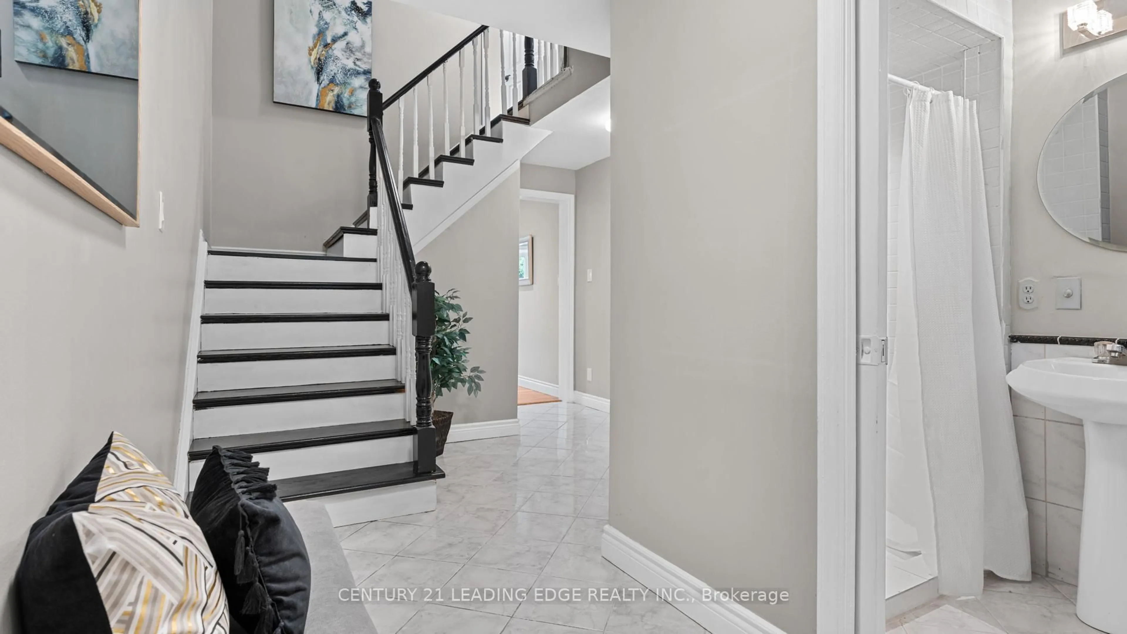 Indoor entryway for 42 Tanager Sq, Brampton Ontario L6Z 1X2