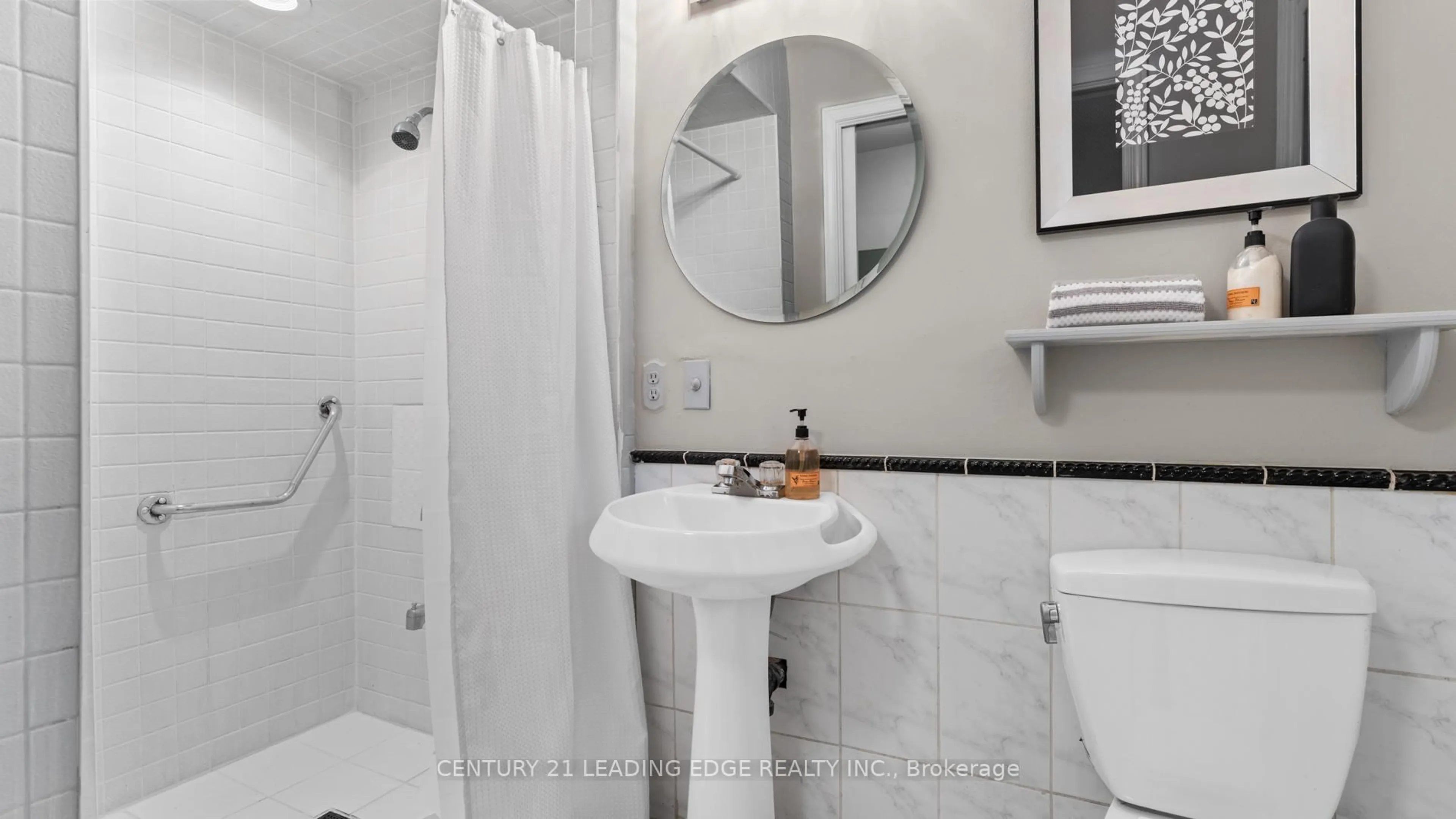 Standard bathroom, ceramic/tile floor for 42 Tanager Sq, Brampton Ontario L6Z 1X2