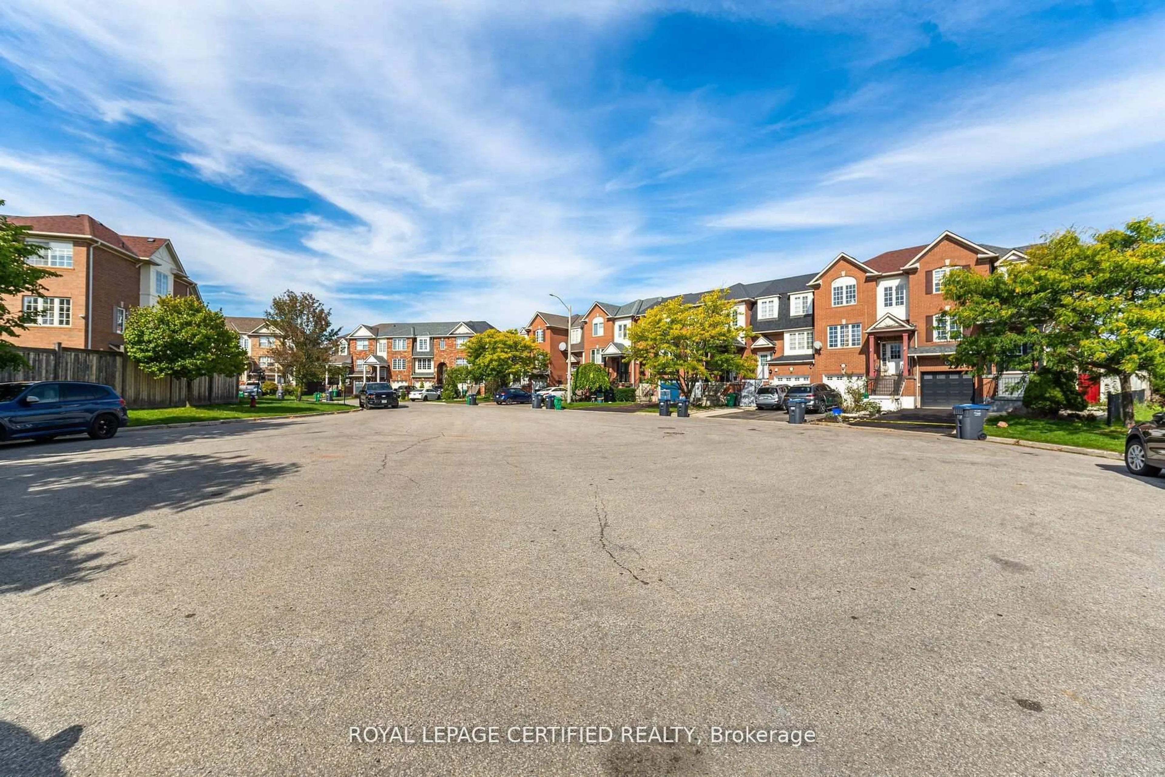 A pic from outside/outdoor area/front of a property/back of a property/a pic from drone, street for 123 Dunlop Crt, Brampton Ontario L6X 5A6