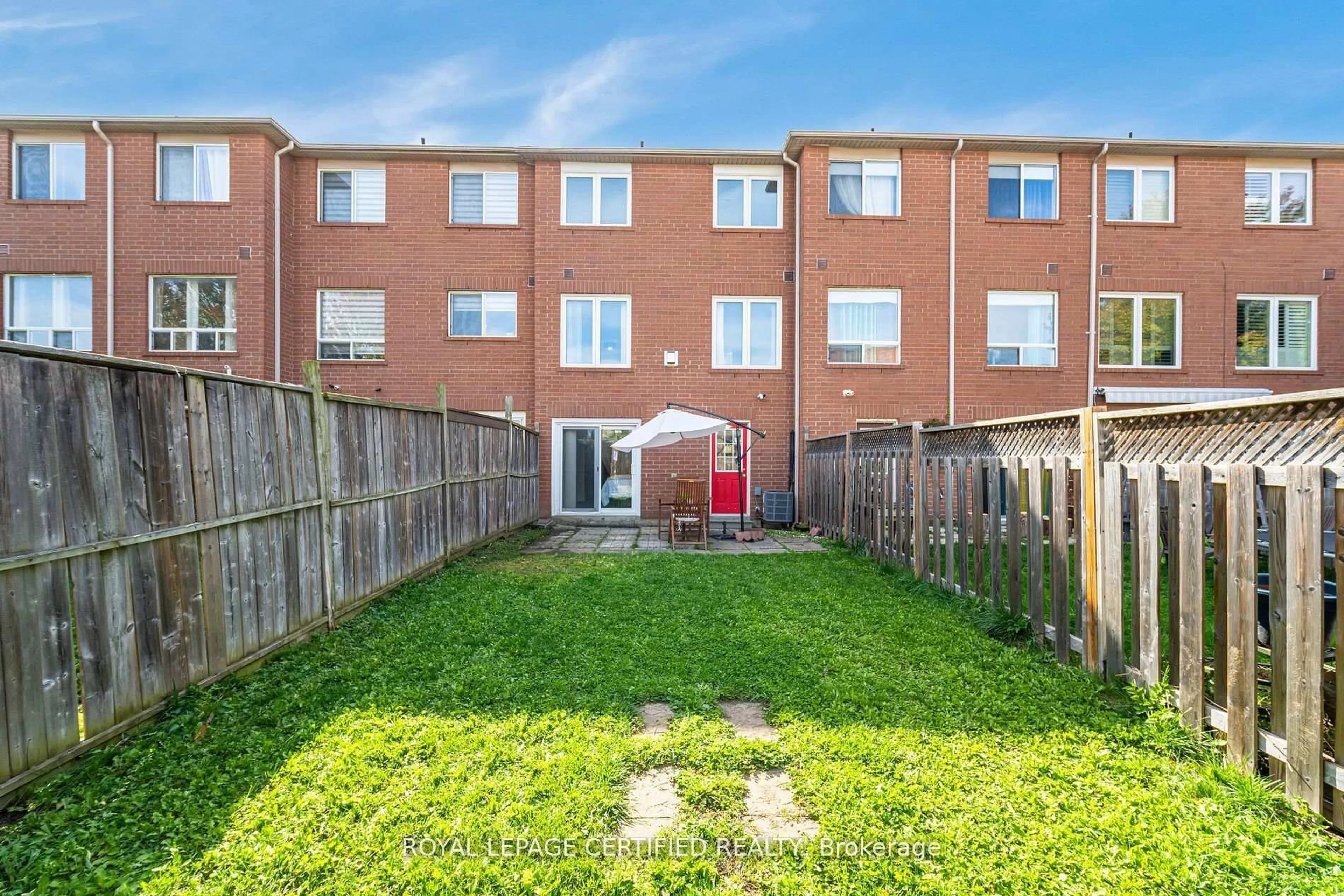 A pic from outside/outdoor area/front of a property/back of a property/a pic from drone, street for 123 Dunlop Crt, Brampton Ontario L6X 5A6