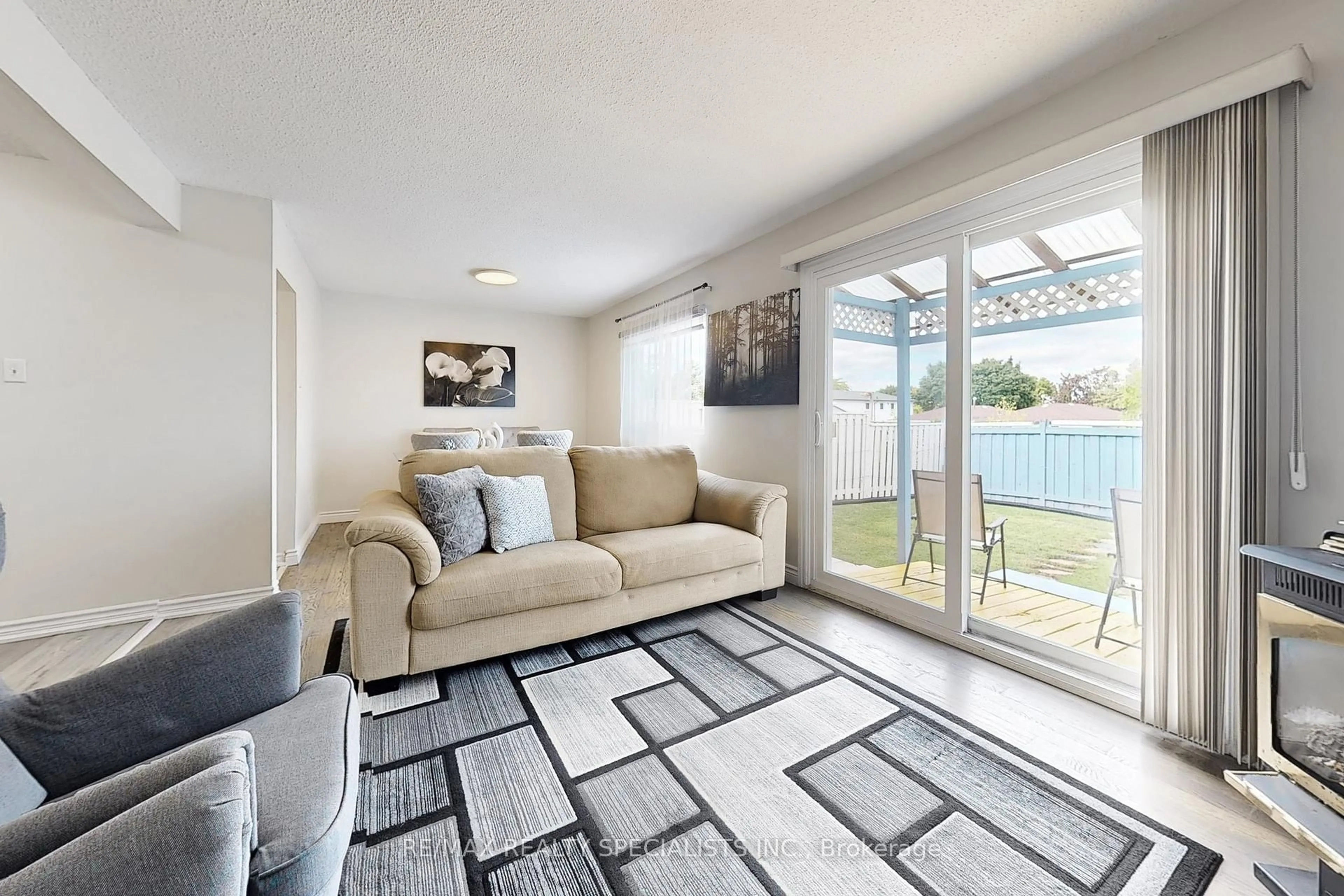 Living room with furniture, unknown for 17 Gladstone Sq, Brampton Ontario L6S 2H5