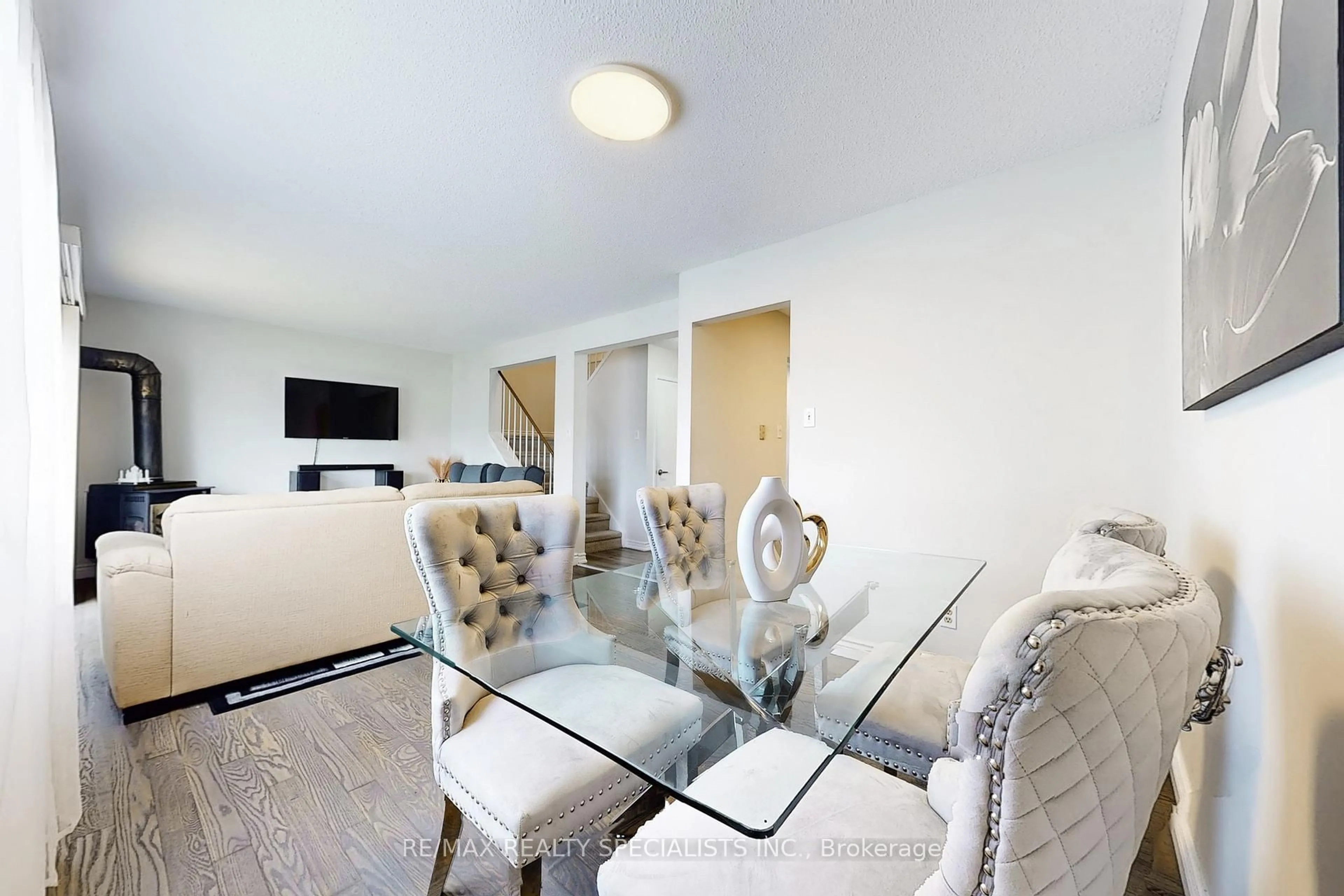 Living room with furniture, unknown for 17 Gladstone Sq, Brampton Ontario L6S 2H5