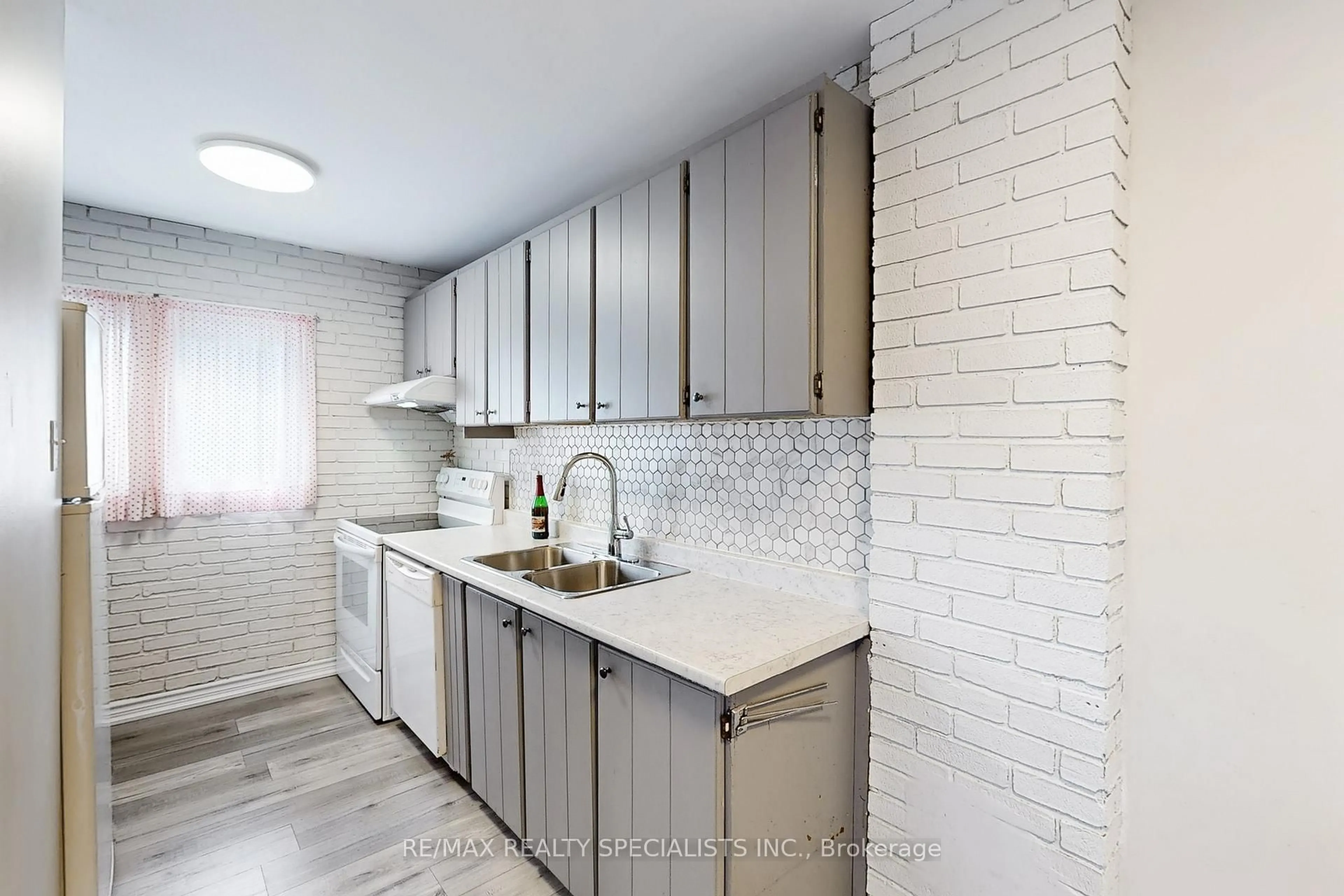 Unknown for 17 Gladstone Sq, Brampton Ontario L6S 2H5