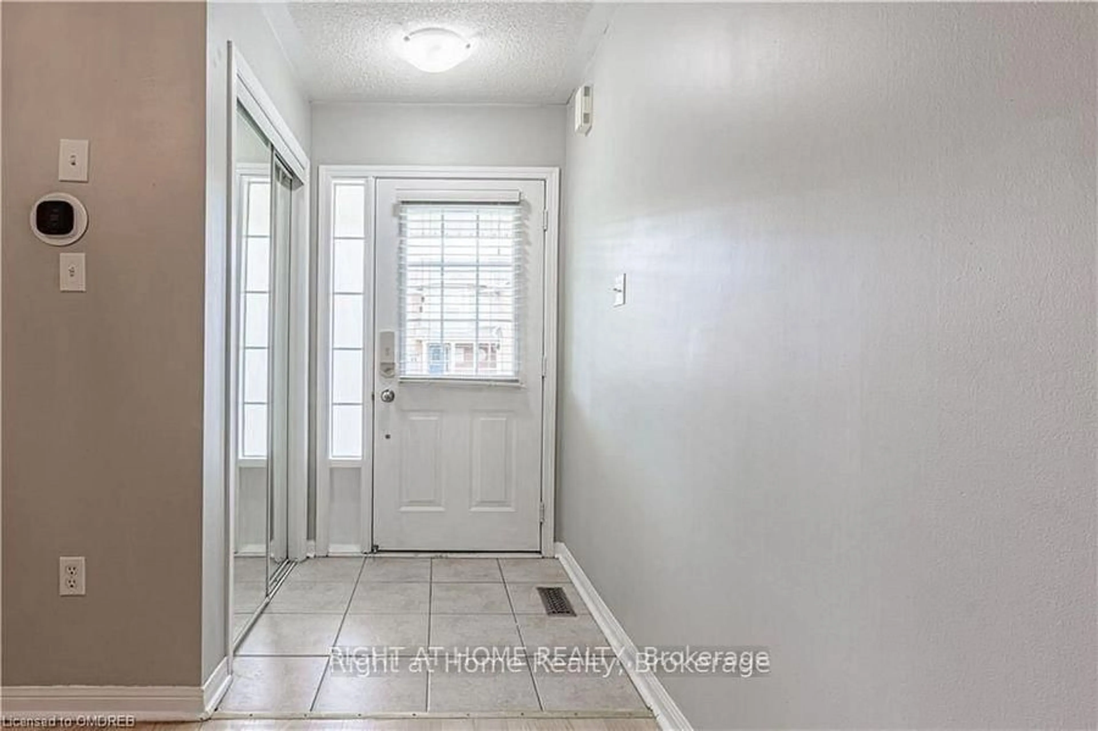 Indoor entryway for 1407 Mcdermott Way, Milton Ontario L9T 6L6