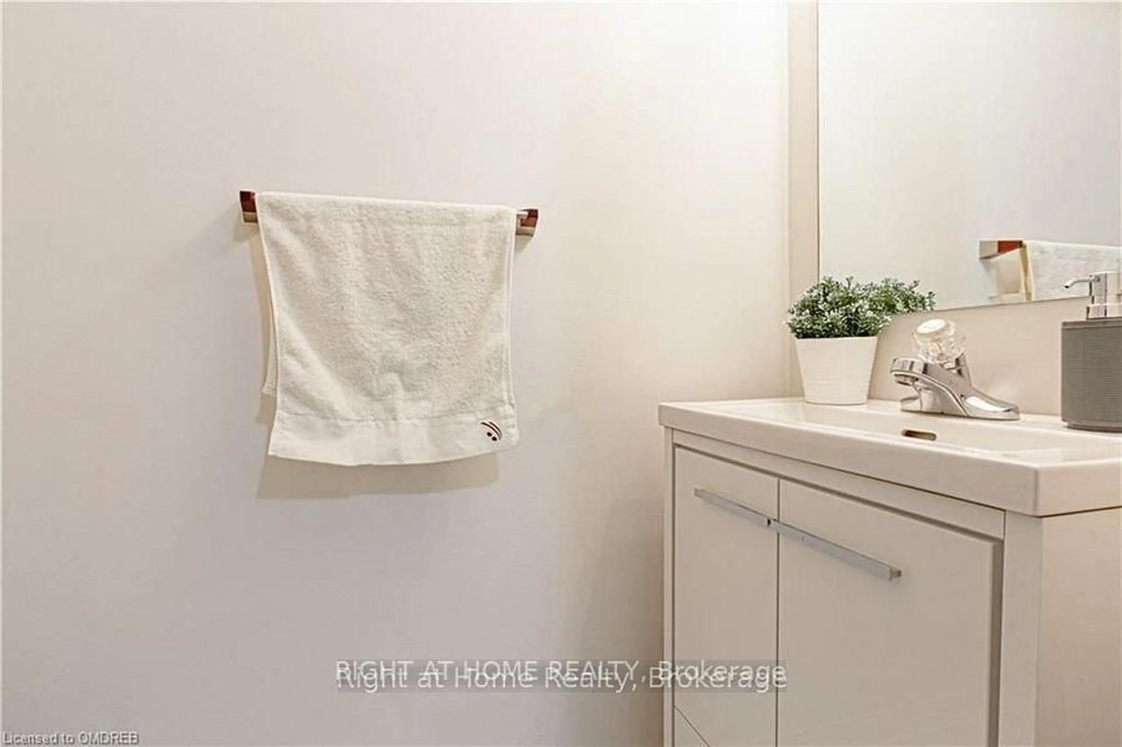 Contemporary bathroom, unknown for 1407 Mcdermott Way, Milton Ontario L9T 6L6