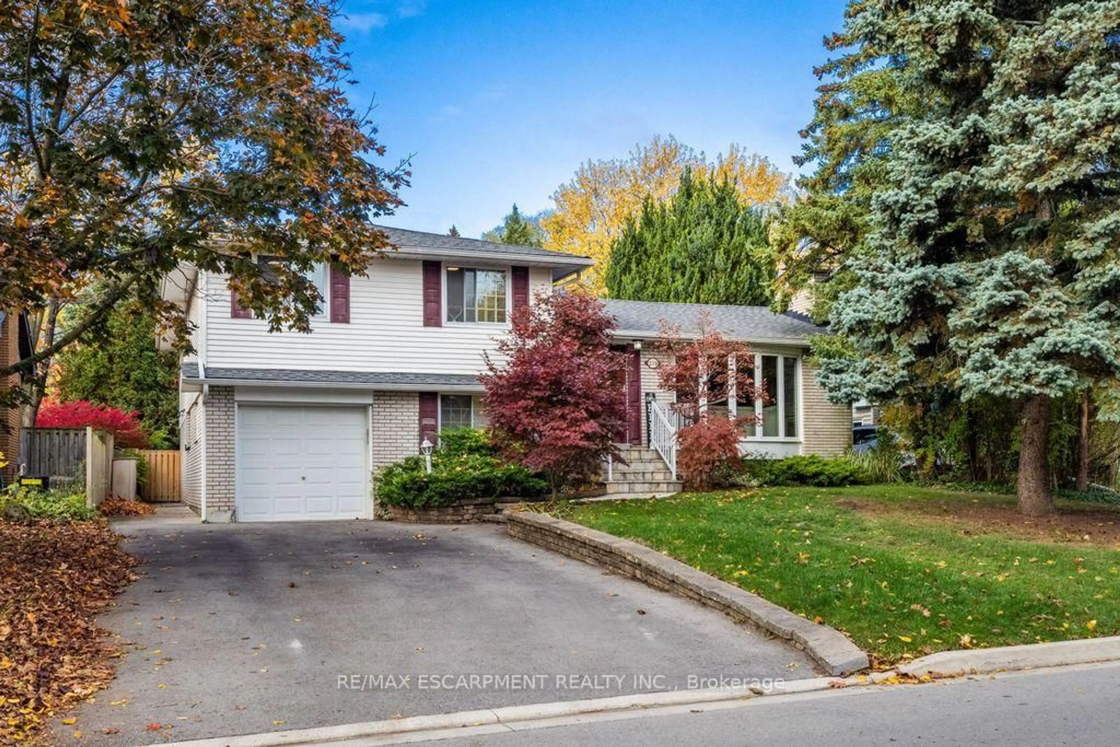Home with vinyl exterior material, street for 5119 Cherryhill Cres, Burlington Ontario L7L 4B8