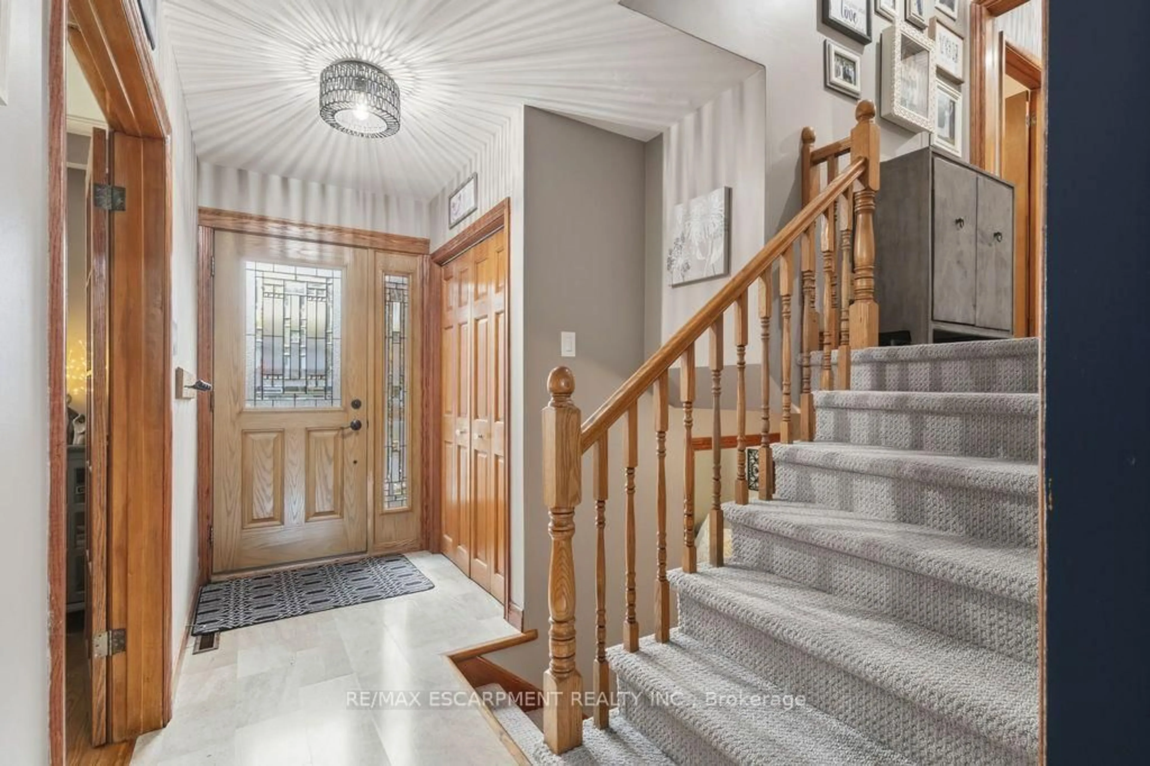 Indoor foyer for 5119 Cherryhill Cres, Burlington Ontario L7L 4B8
