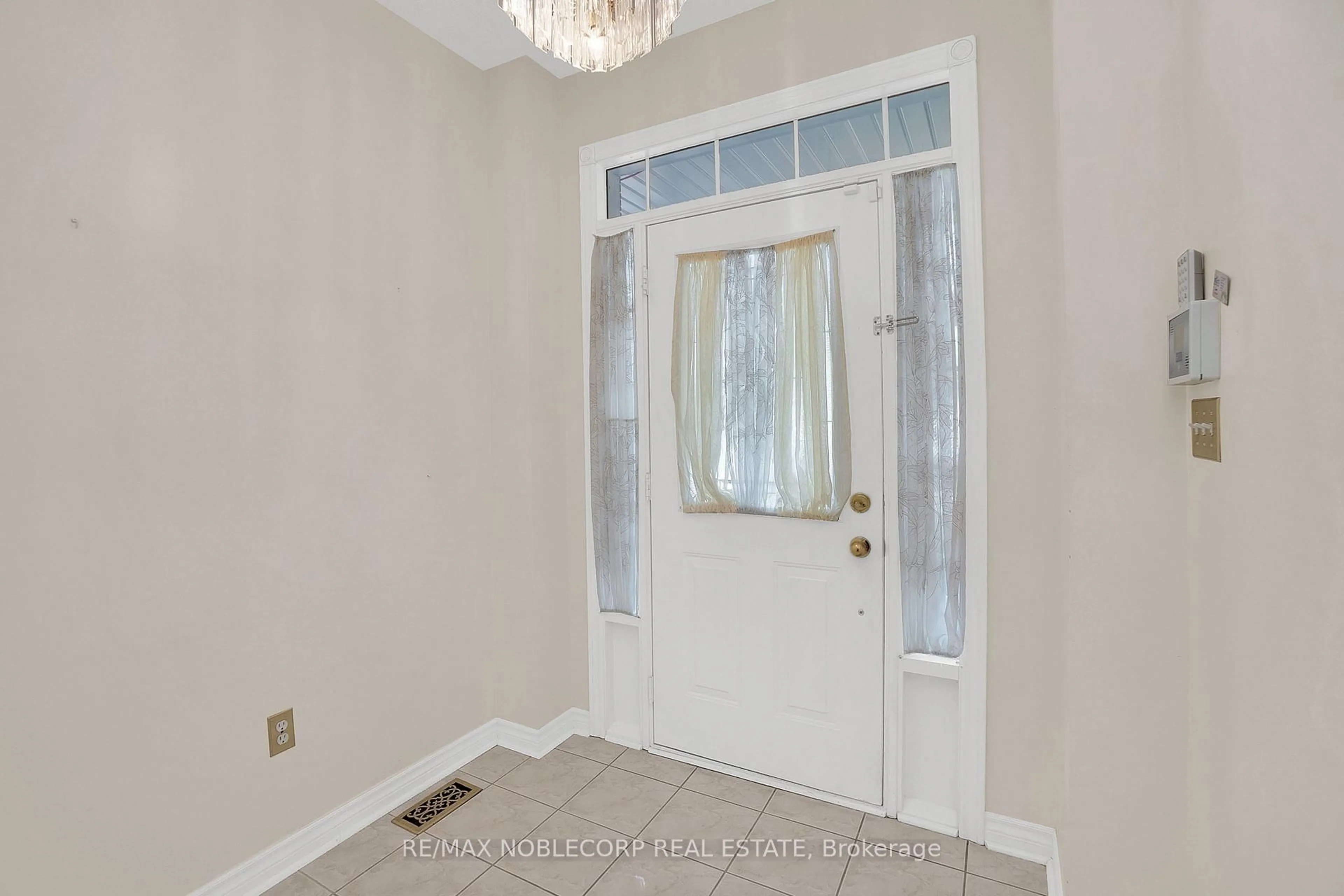 Indoor entryway for 91 Eastview Gate, Brampton Ontario L6P 2G7