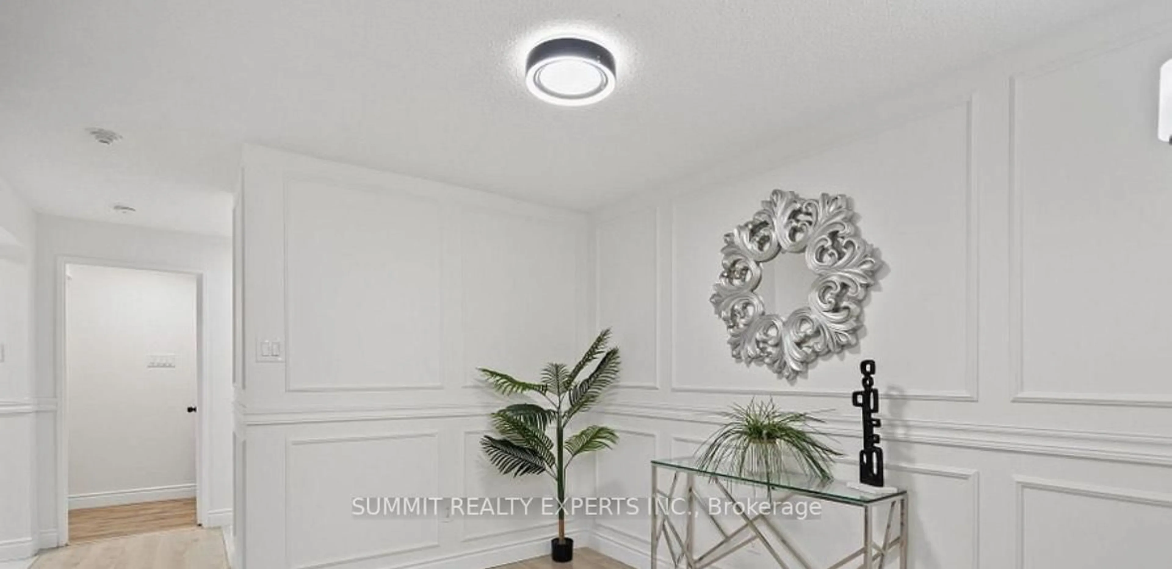 Indoor foyer for 350 Rathburn Rd #307, Mississauga Ontario L5B 3Y2