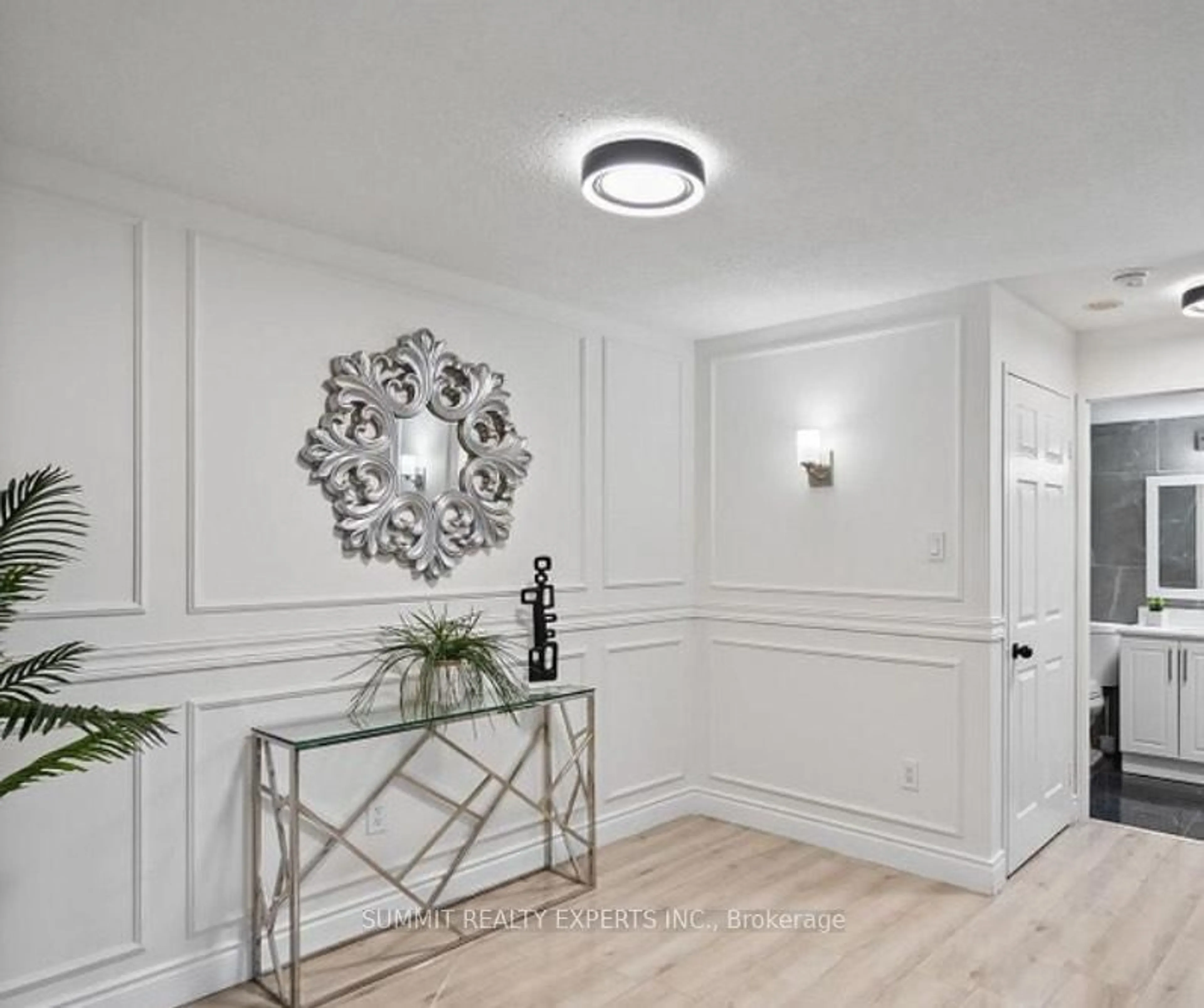 Indoor entryway for 350 Rathburn Rd #307, Mississauga Ontario L5B 3Y2