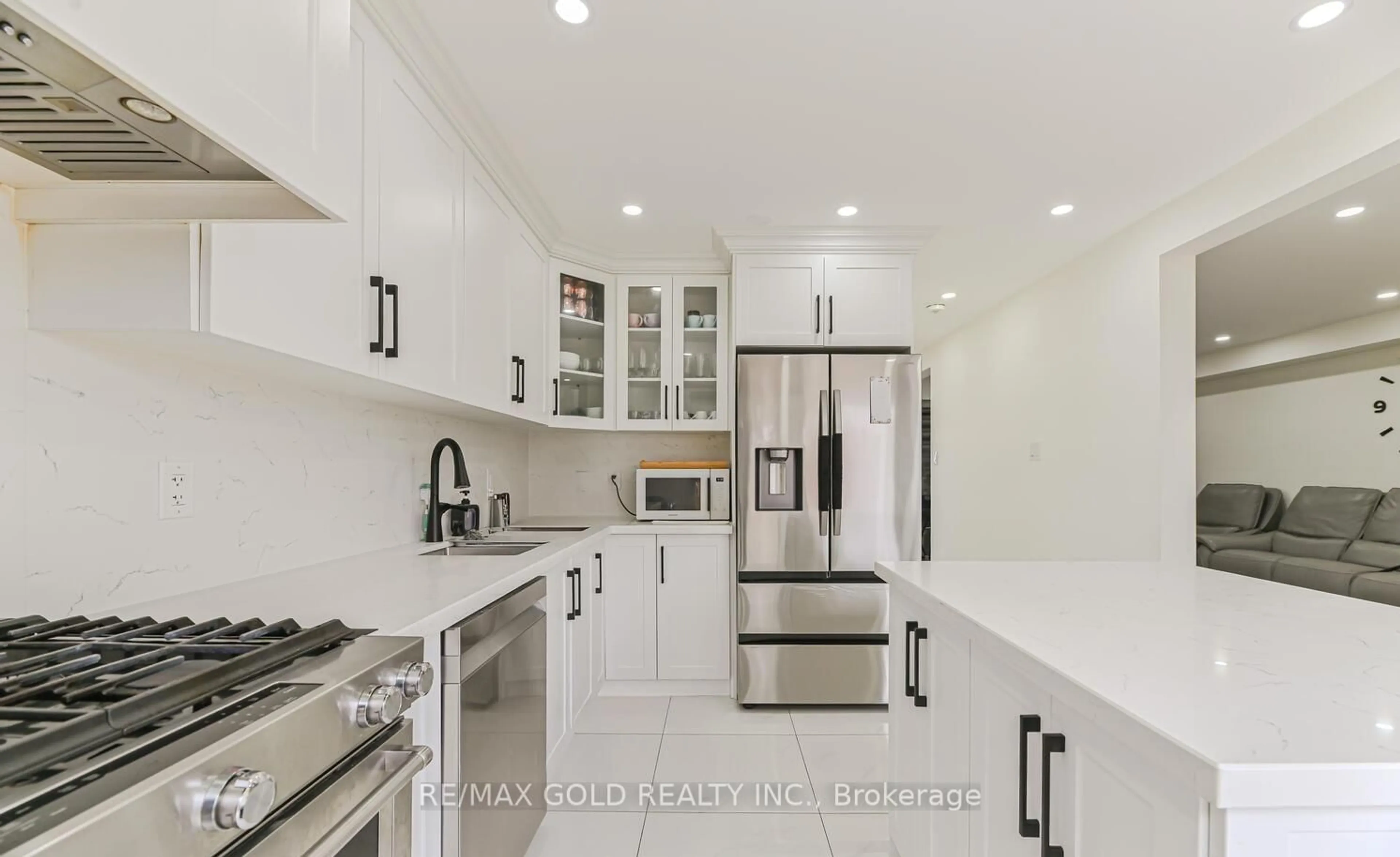 Contemporary kitchen, ceramic/tile floor for 81 Drake Blvd, Brampton Ontario L6T 3L2