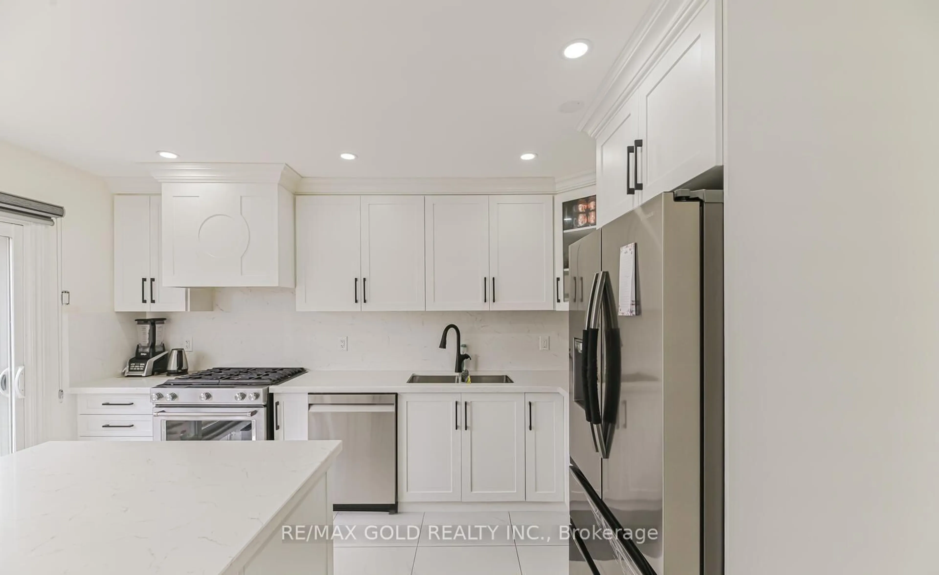 Standard kitchen, ceramic/tile floor for 81 Drake Blvd, Brampton Ontario L6T 3L2