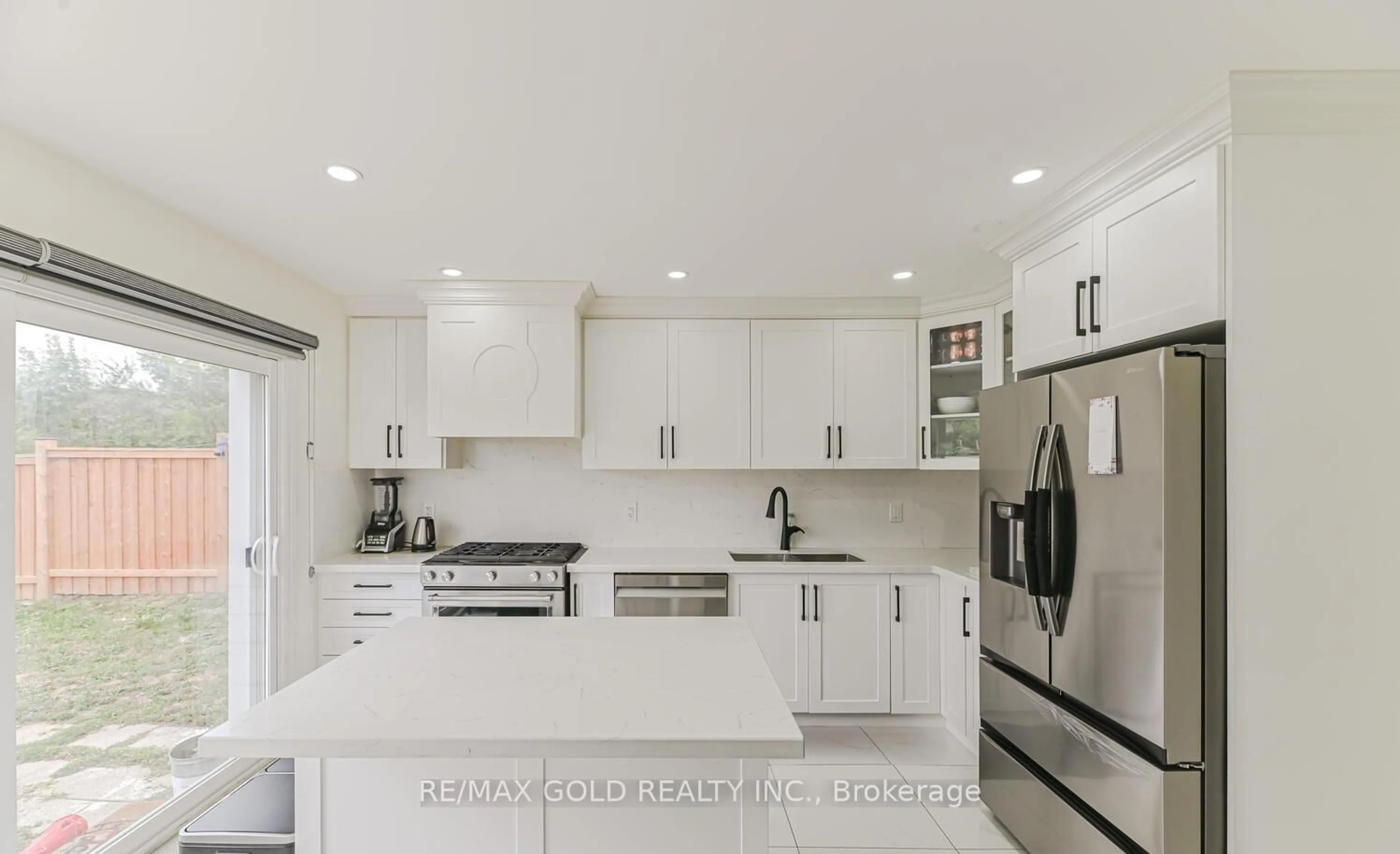 Contemporary kitchen, ceramic/tile floor for 81 Drake Blvd, Brampton Ontario L6T 3L2