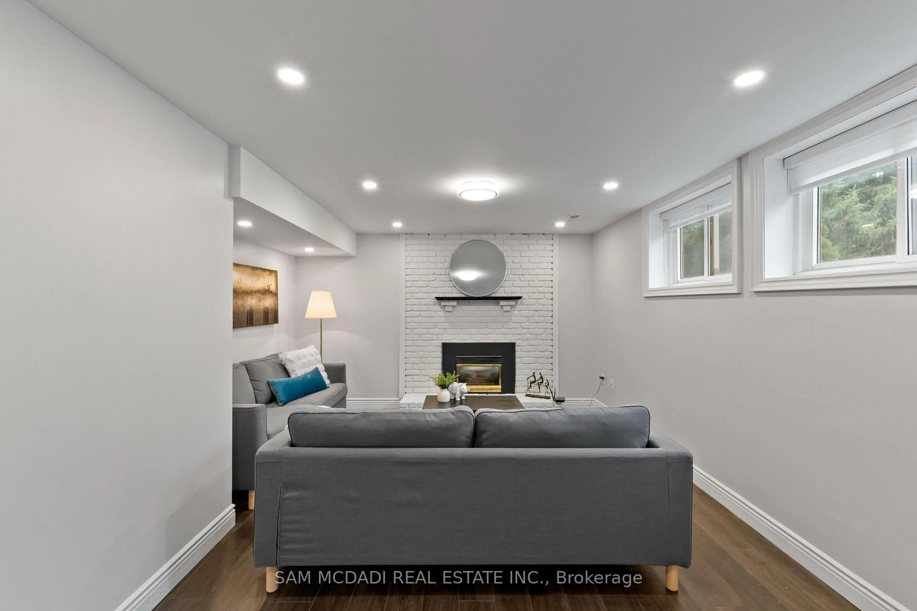 Living room with furniture, unknown for 7209 Fayette Circ, Mississauga Ontario L5N 1Y5