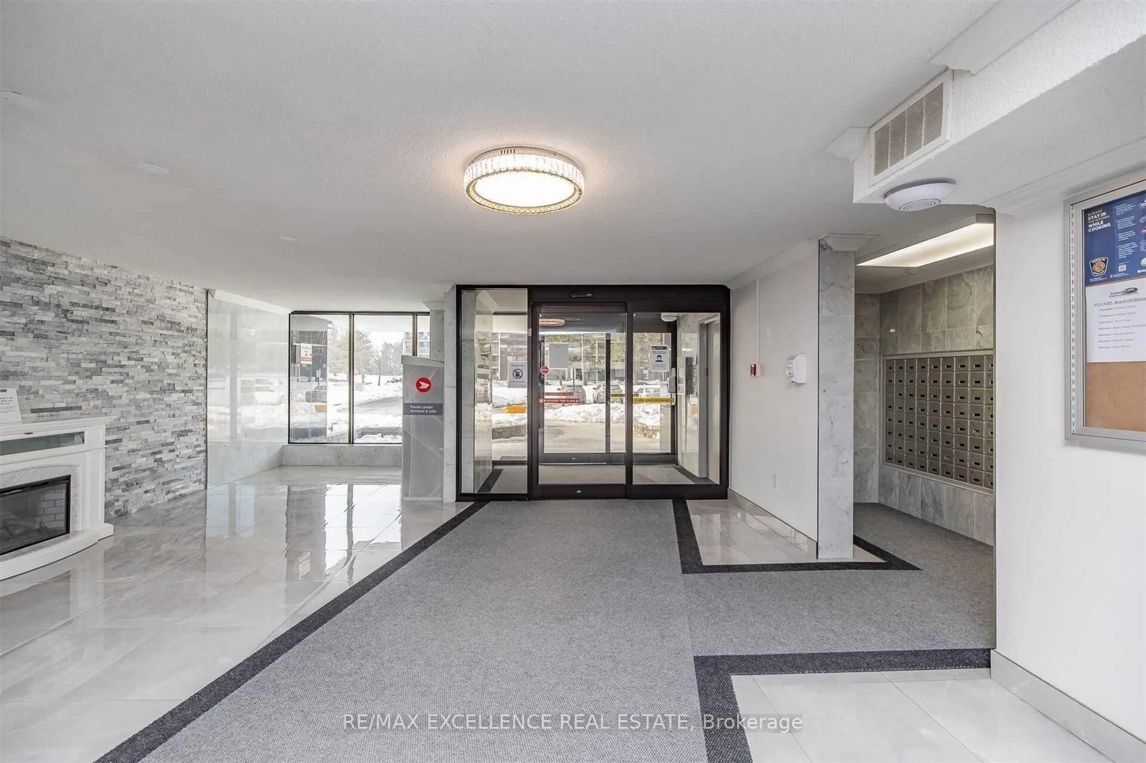 Indoor foyer for 4 Kings Cross Rd #1106, Brampton Ontario L6T 3X8