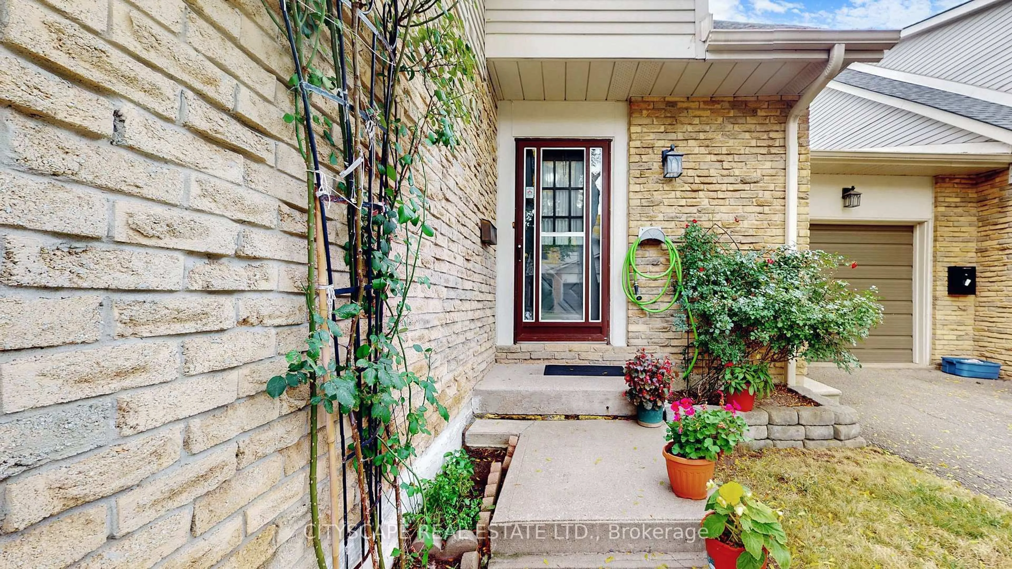 Indoor entryway for 2701 Aquitaine Ave #6, Mississauga Ontario L5N 2H7