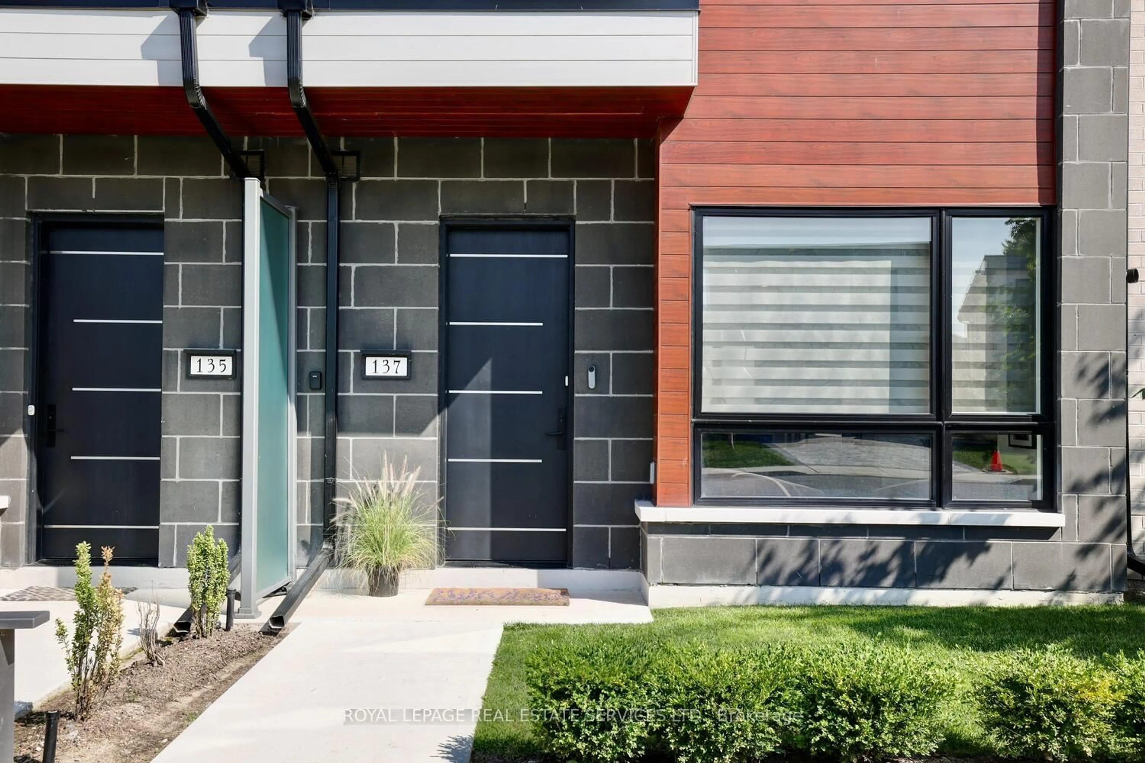 Home with brick exterior material, street for 137 High St, Mississauga Ontario L5H 1K4