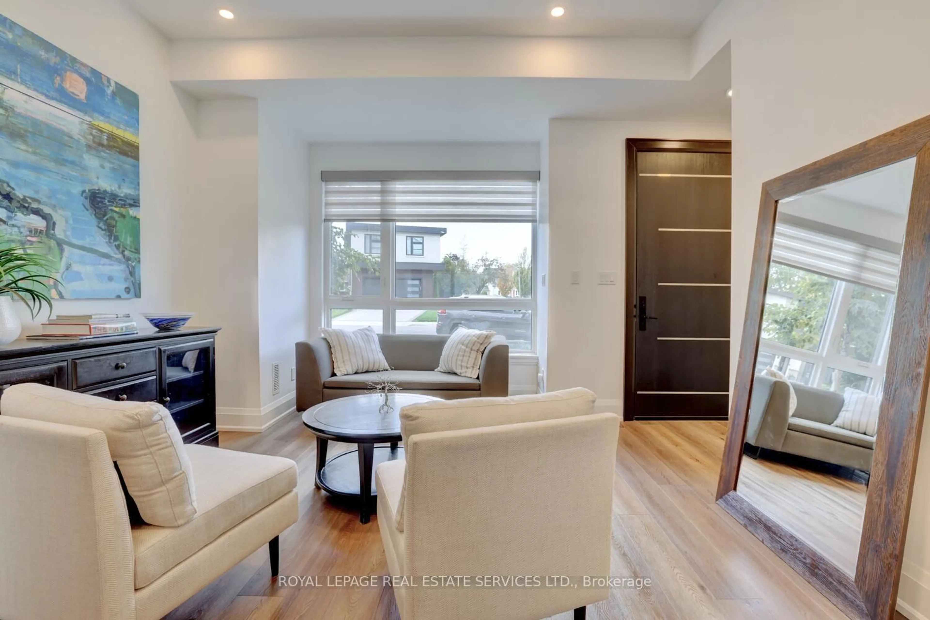 Living room with furniture, unknown for 137 High St, Mississauga Ontario L5H 1K4