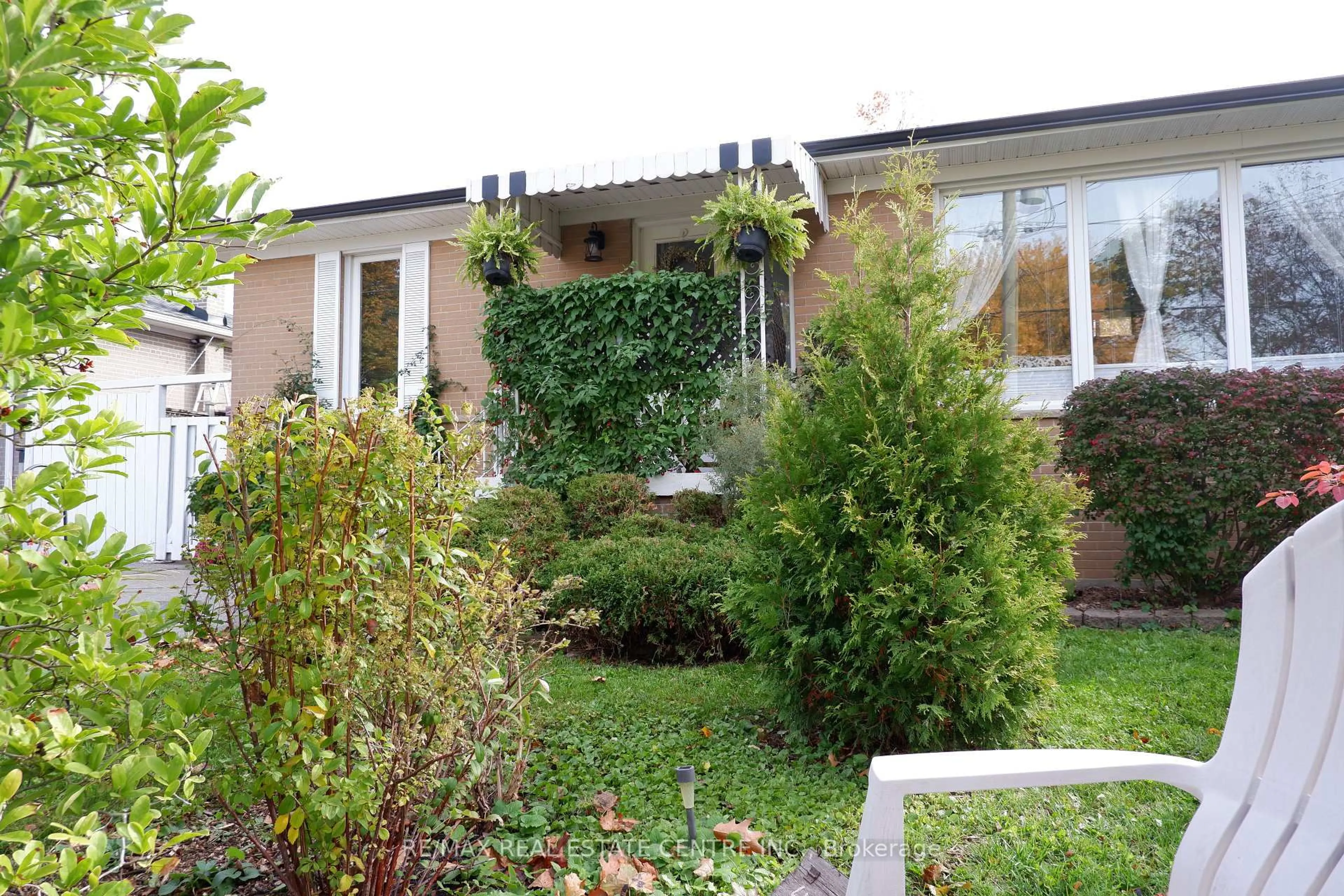 Patio, street for 452 Delrex Blvd, Halton Hills Ontario L7G 4J2