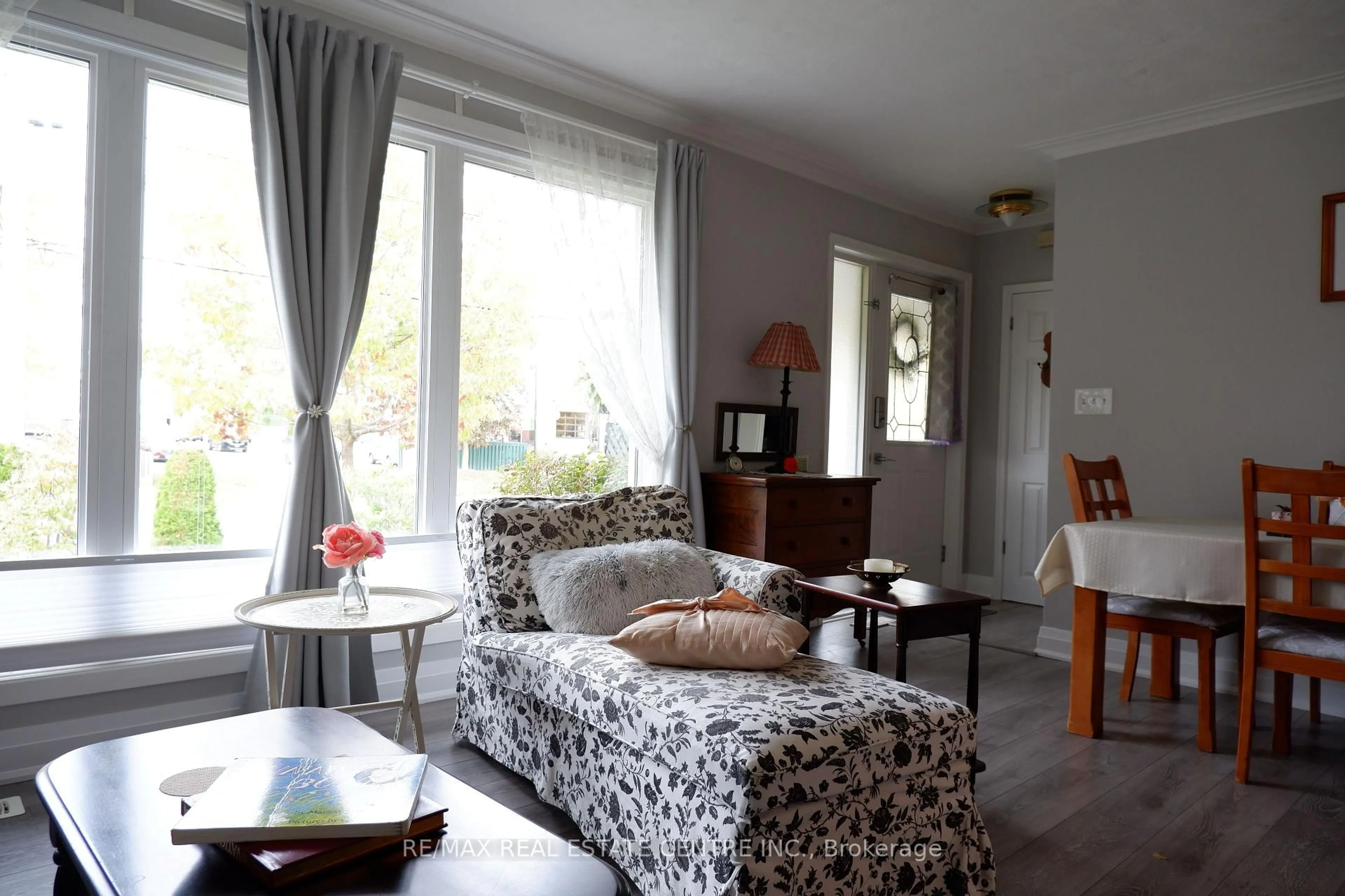 Living room with furniture, unknown for 452 Delrex Blvd, Halton Hills Ontario L7G 4J2
