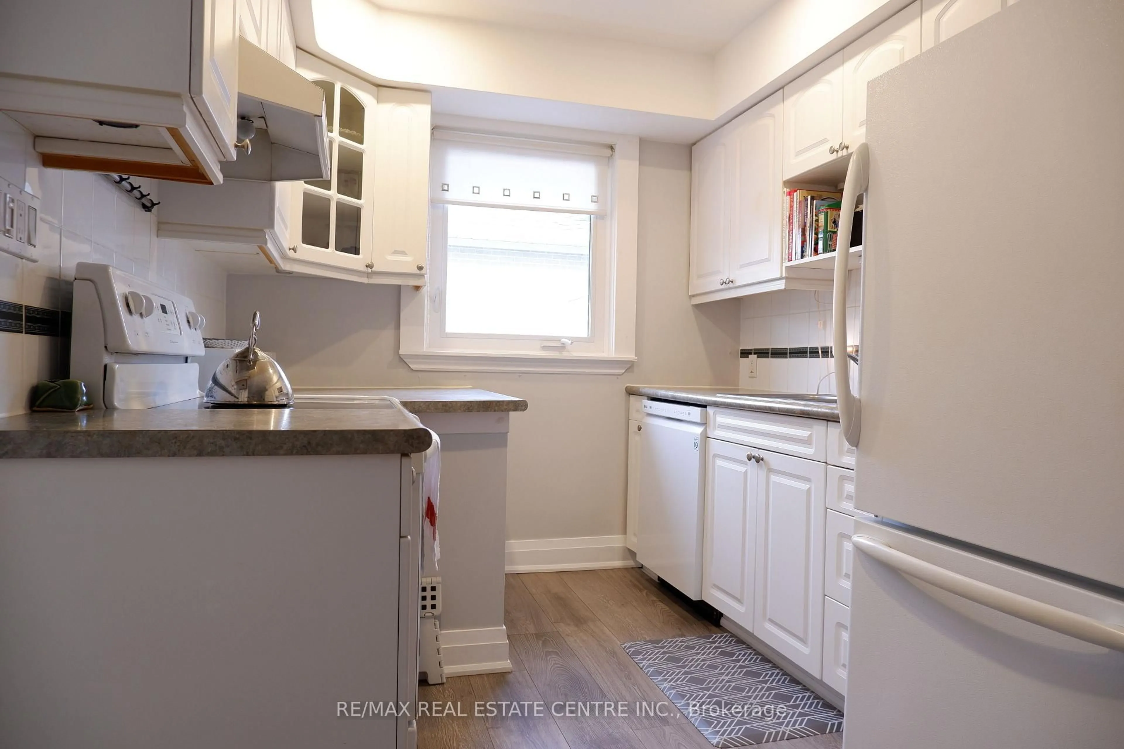 Standard kitchen, ceramic/tile floor for 452 Delrex Blvd, Halton Hills Ontario L7G 4J2