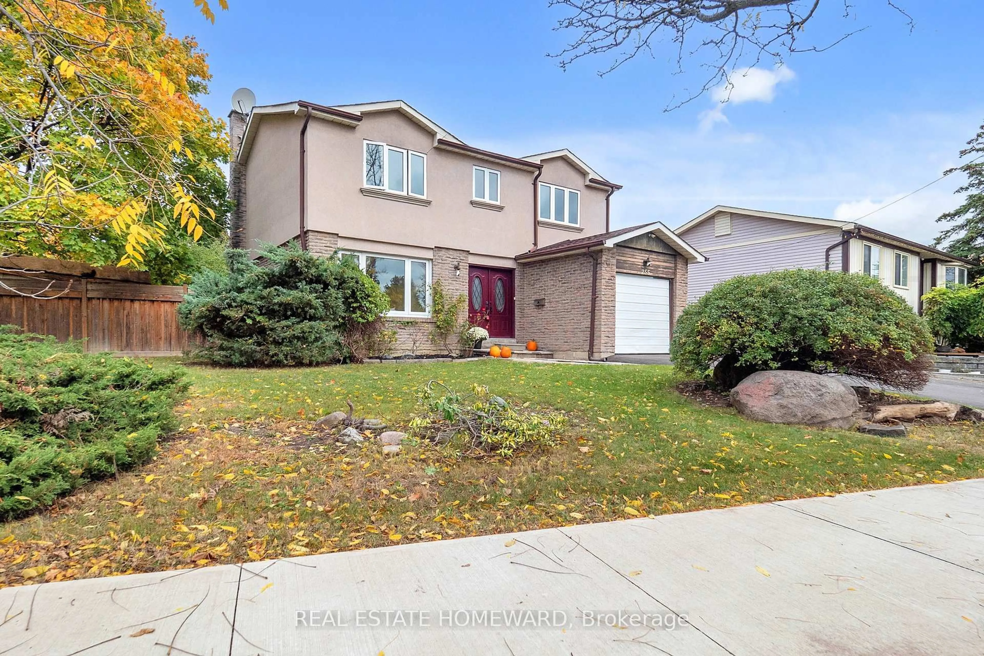 Home with vinyl exterior material, street for 255 Kristin Grve, Mississauga Ontario L5A 3E7