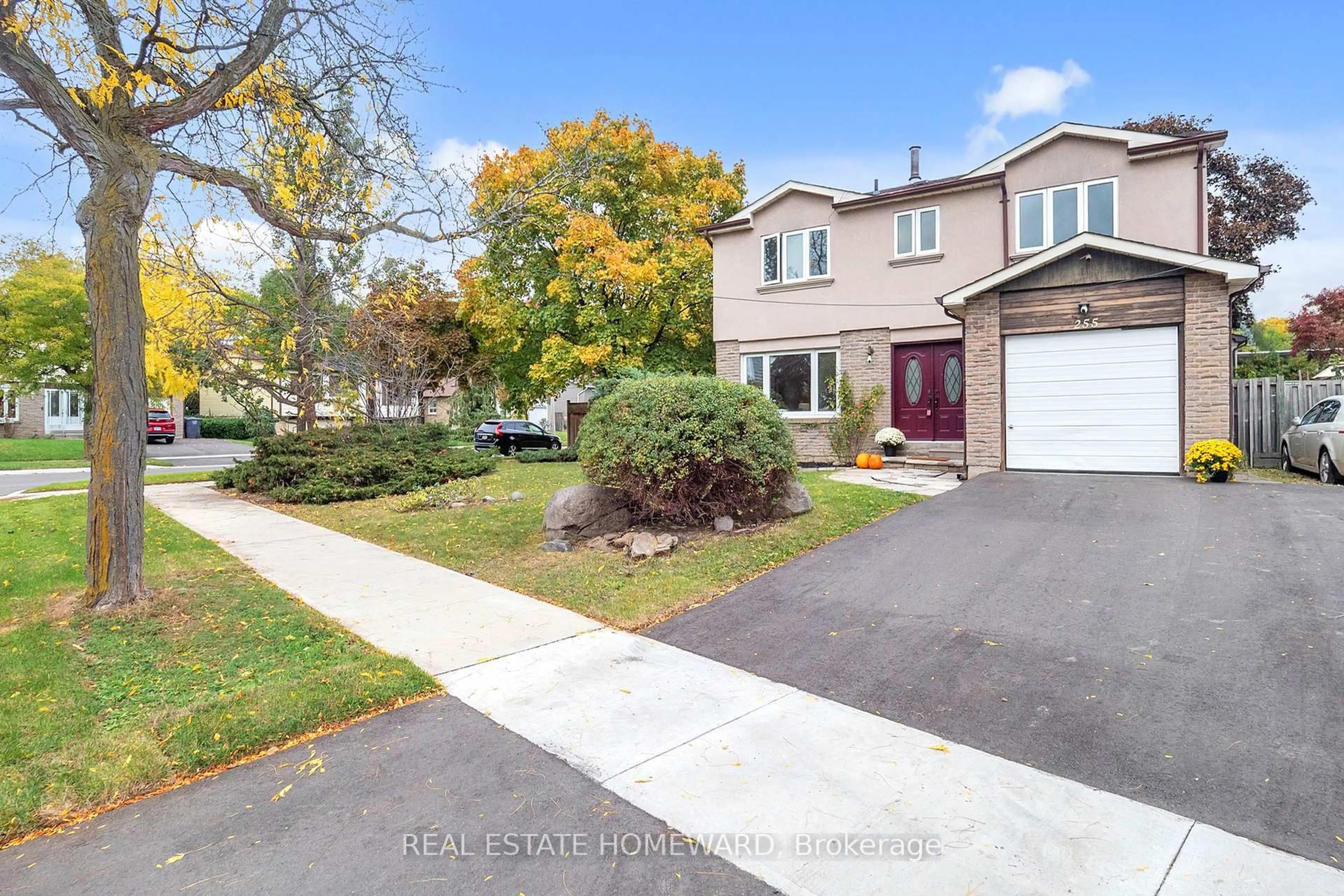 A pic from outside/outdoor area/front of a property/back of a property/a pic from drone, street for 255 Kristin Grve, Mississauga Ontario L5A 3E7