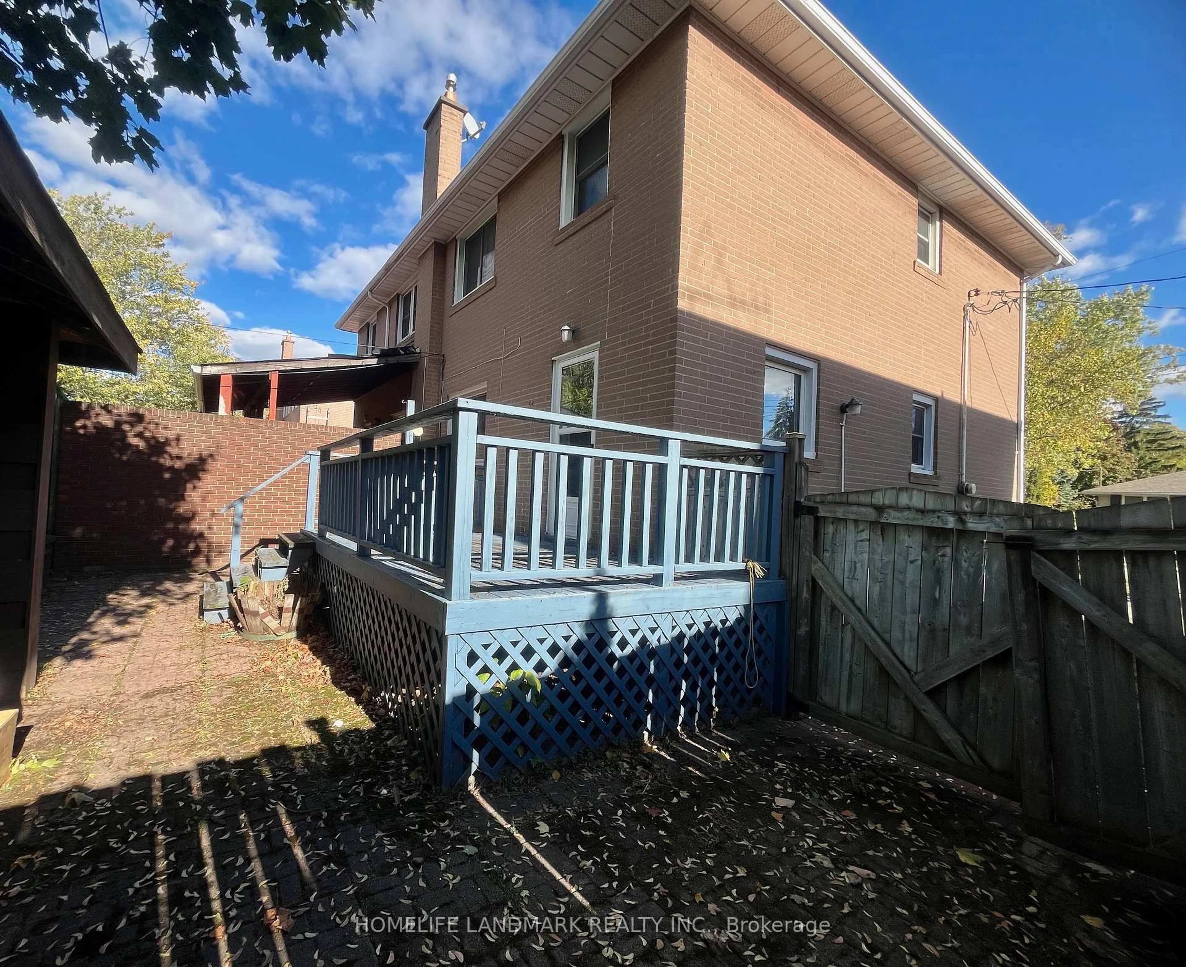 A pic from outside/outdoor area/front of a property/back of a property/a pic from drone, street for 2319 Barclay Rd, Burlington Ontario L7R 2B7