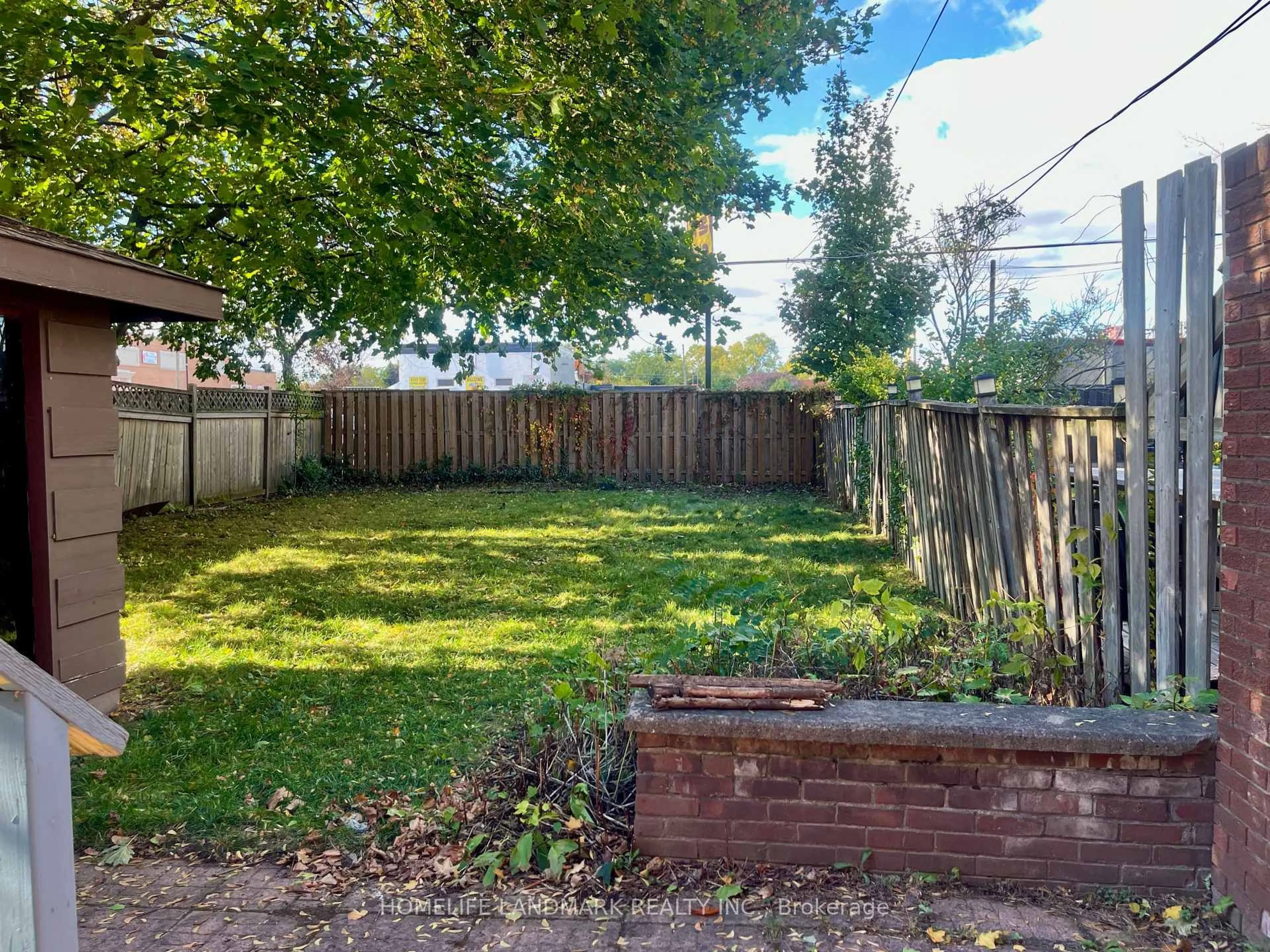 A pic from outside/outdoor area/front of a property/back of a property/a pic from drone, unknown for 2319 Barclay Rd, Burlington Ontario L7R 2B7