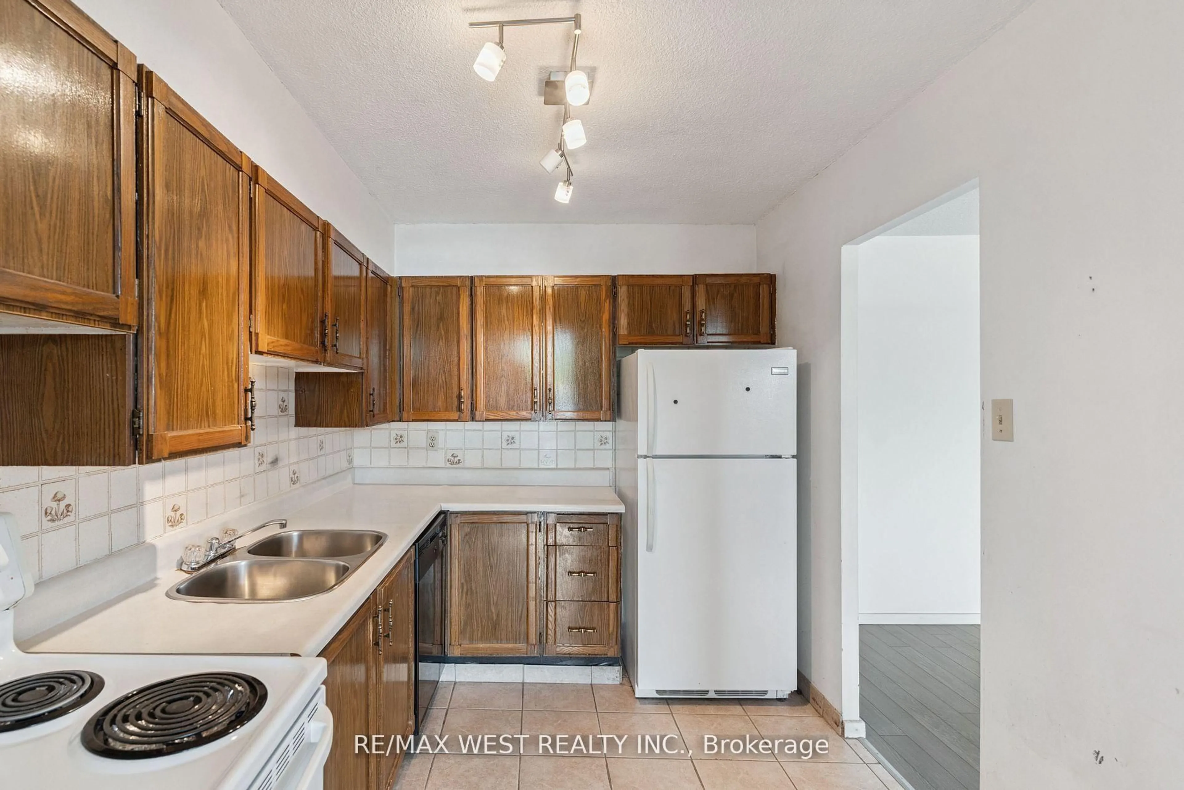 Standard kitchen, unknown for 2130 Weston Rd #404, Toronto Ontario M9N 3R9